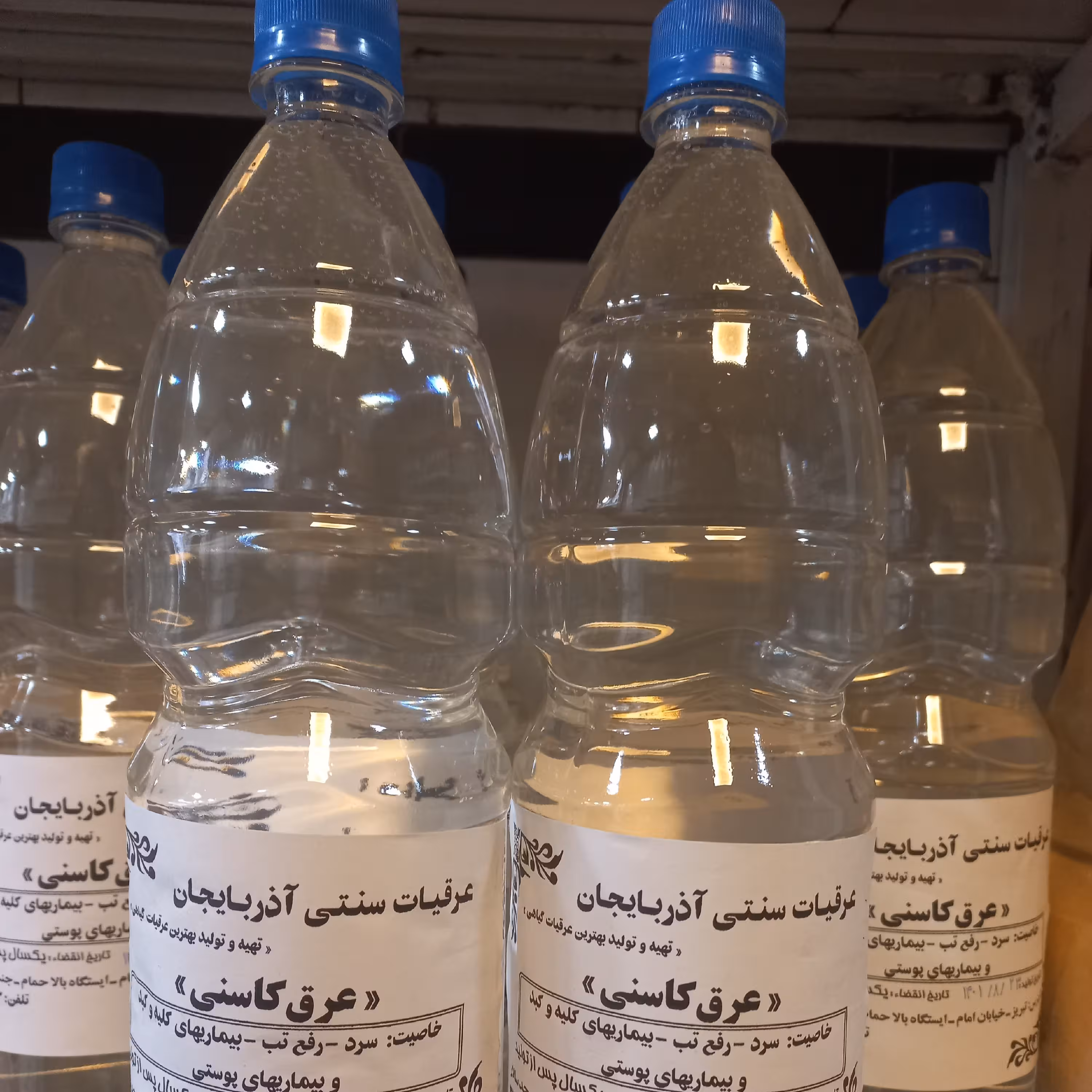 عرق کاسنی سنتی و خانگی 1.50 لیتری.خاصیت سرد مناسب برای رفع تب بیماری های کلیه و کبد و بیماری های پوستی