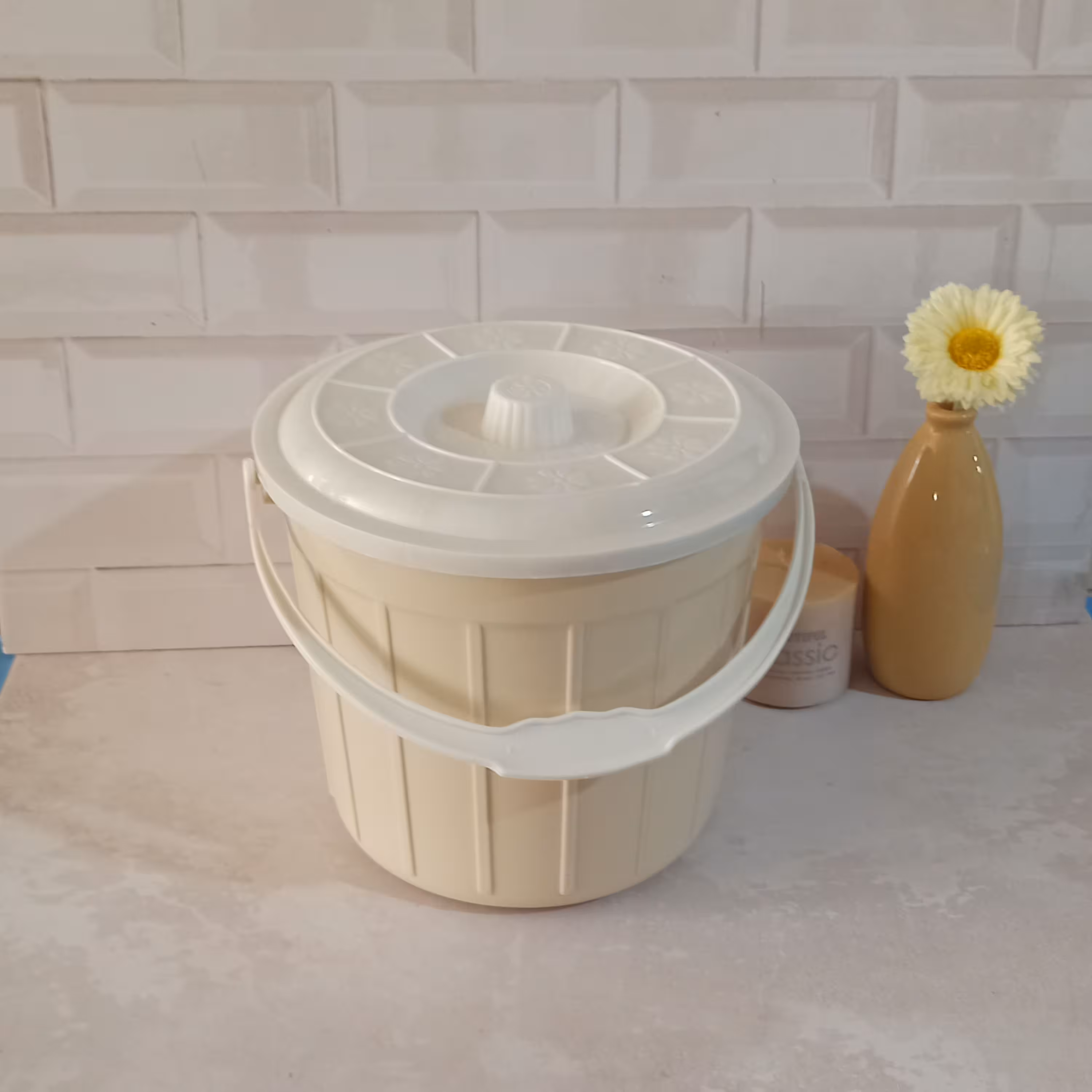 سطل ماست درب دار شماره 8 تهیه شده از مواد نو با کیفیت با رنگبندی کرم و صورتی