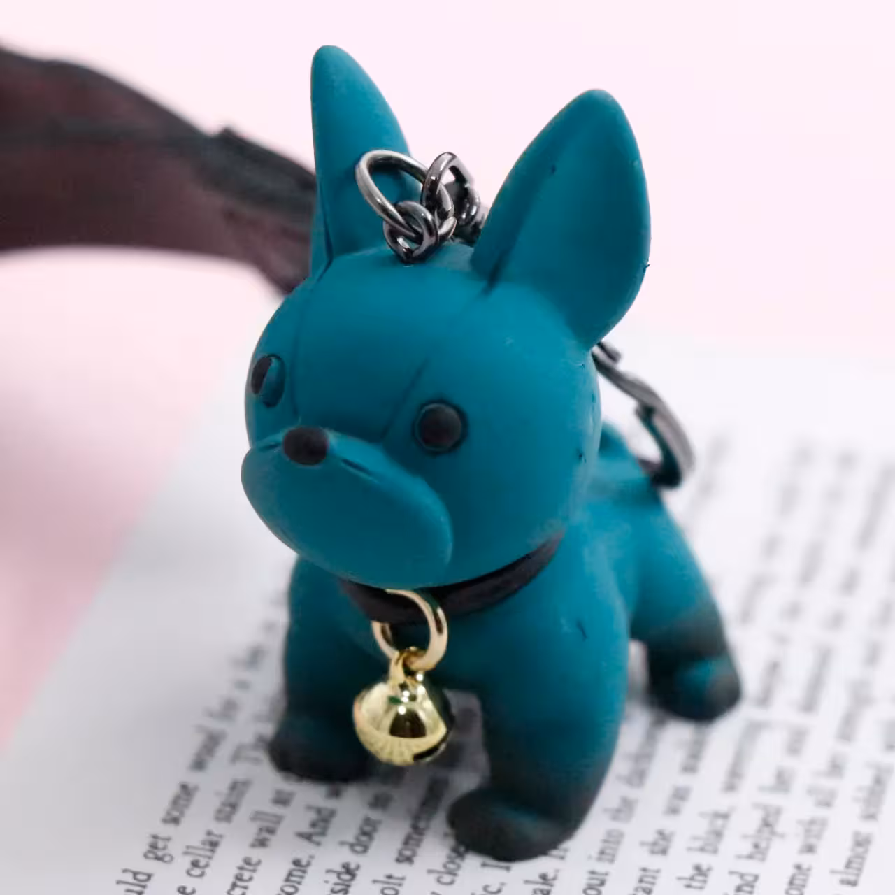 سرکلیدی طرح سگ بولداگ بدون عینک سبز پلی استر 38002