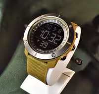 SUUNTO TRAVERSE دیجیتالی سانتو تمام دیجیتالی * فول امکانات * رنگ خردلی بادورشیشه نوک مدادی