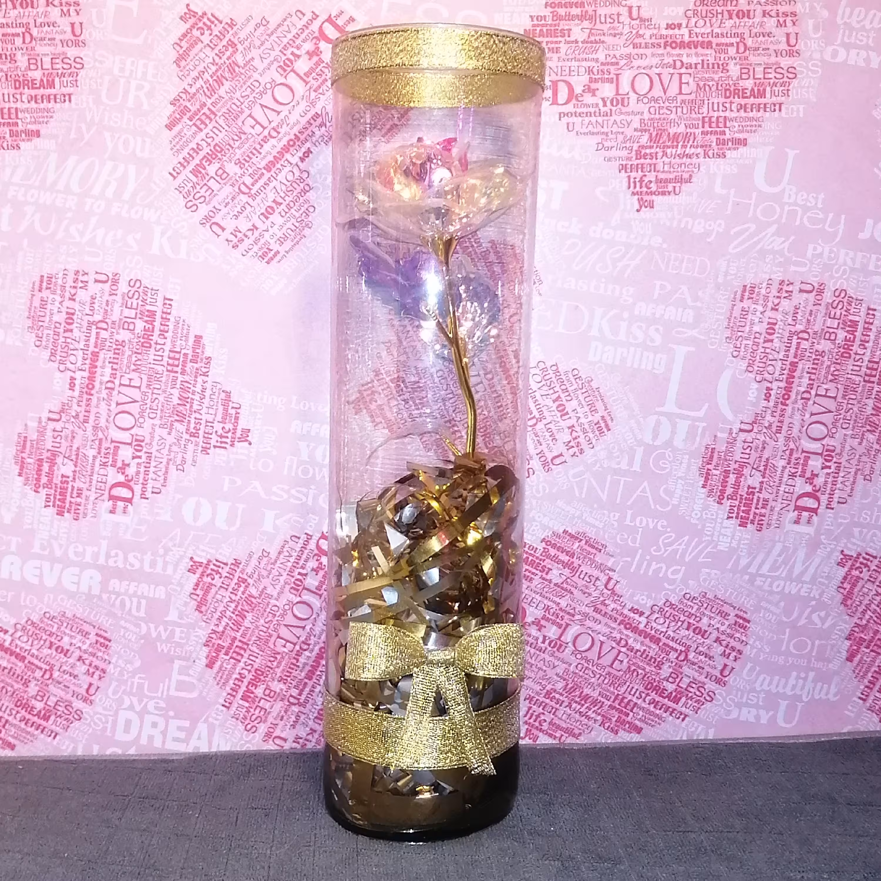 هدیه شیک شیشه استوانه همراه گل‌ شیشه ای در رنگهای مختلف هدیه ای ماندگار برای عزیزانتان