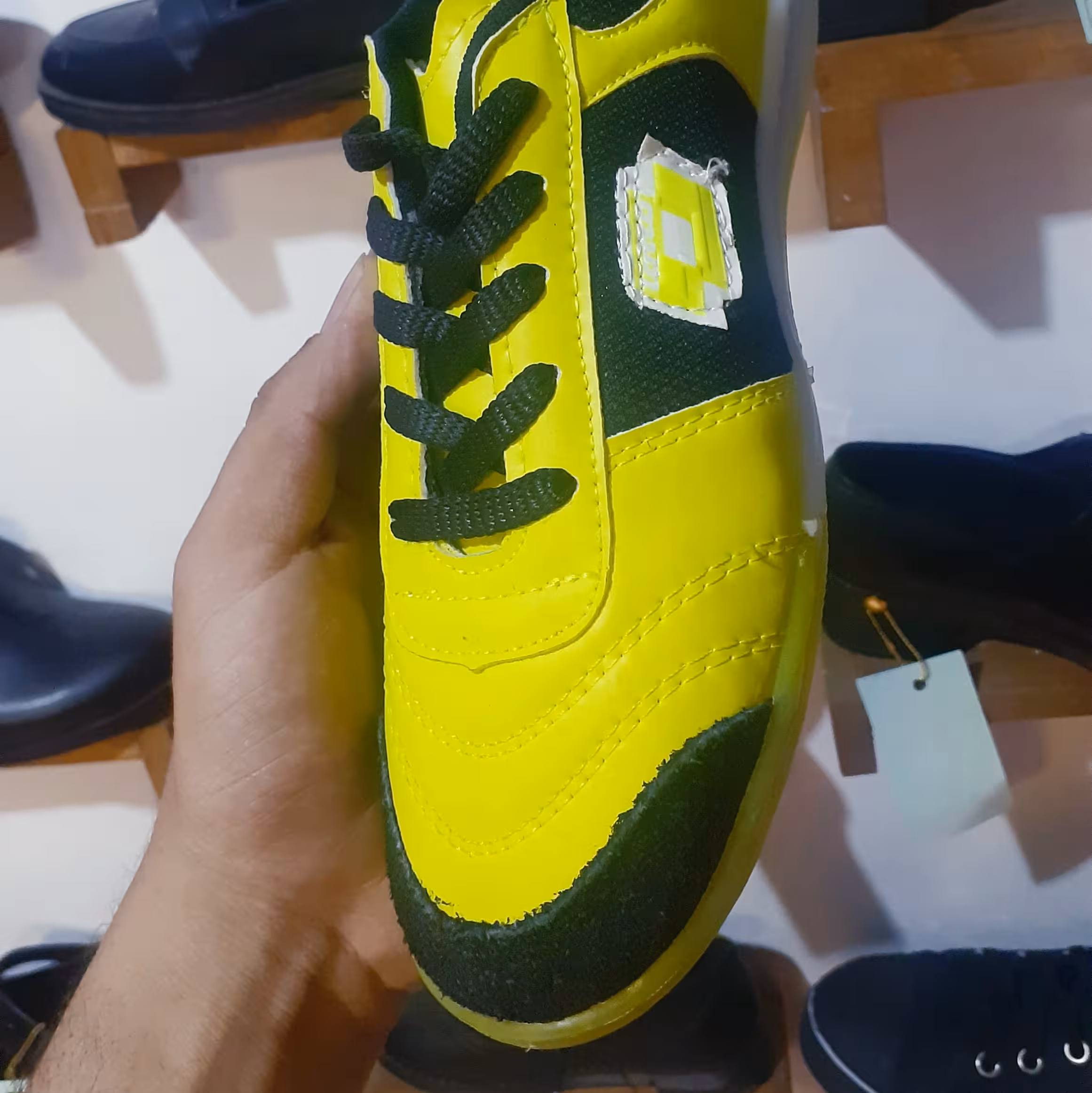 کفش سالن و ورزش