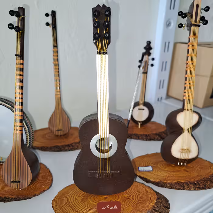 ادوات موسیقی  با پایه چوبی.....