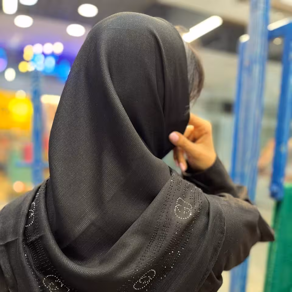 روسری حریر لمه
وارداتی ترک
قواره 90
دور دوخت
سُر نیست ( مثل نخ هم نیست که اصلا تکون نخوره )
چروک نمیشه
پرز نمیشه،
