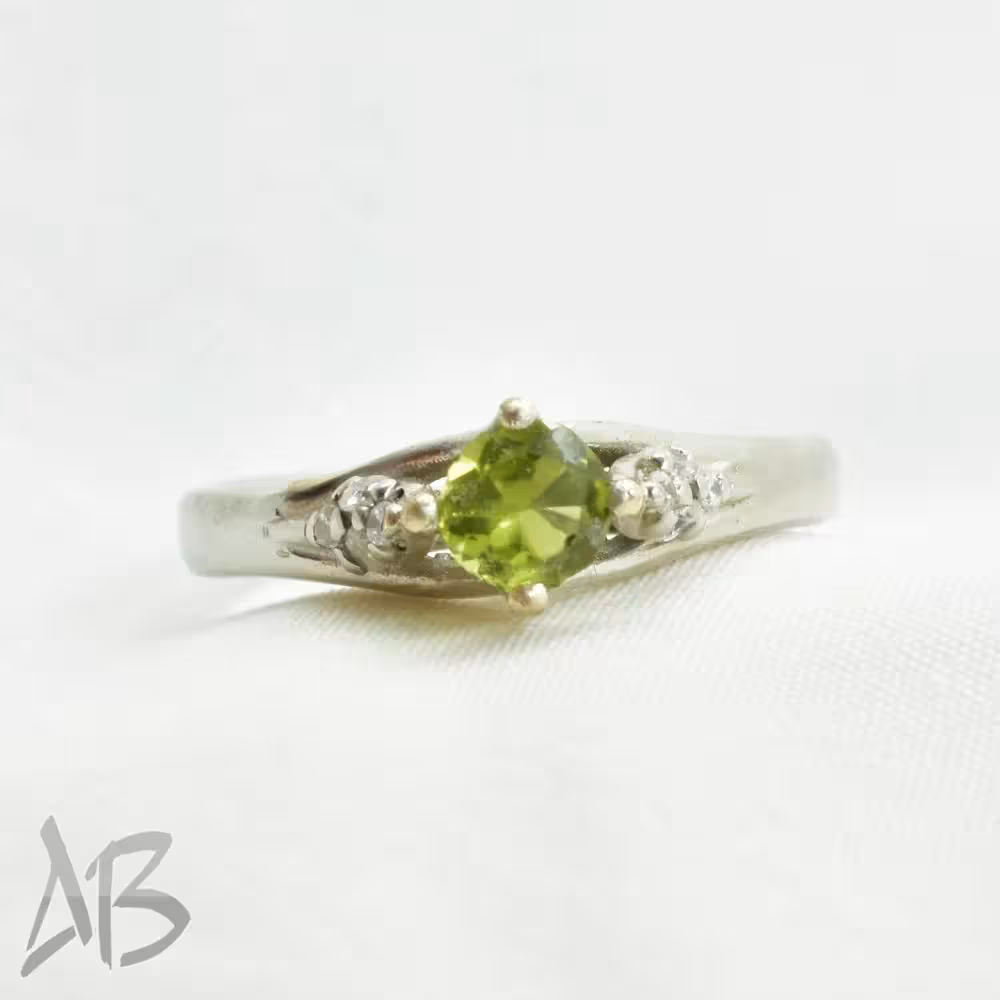 انگشتر نقره زنانه زبرجد اصل معدنی رکاب ظریف و خاص عیار 925 آقابزرگ کد 672