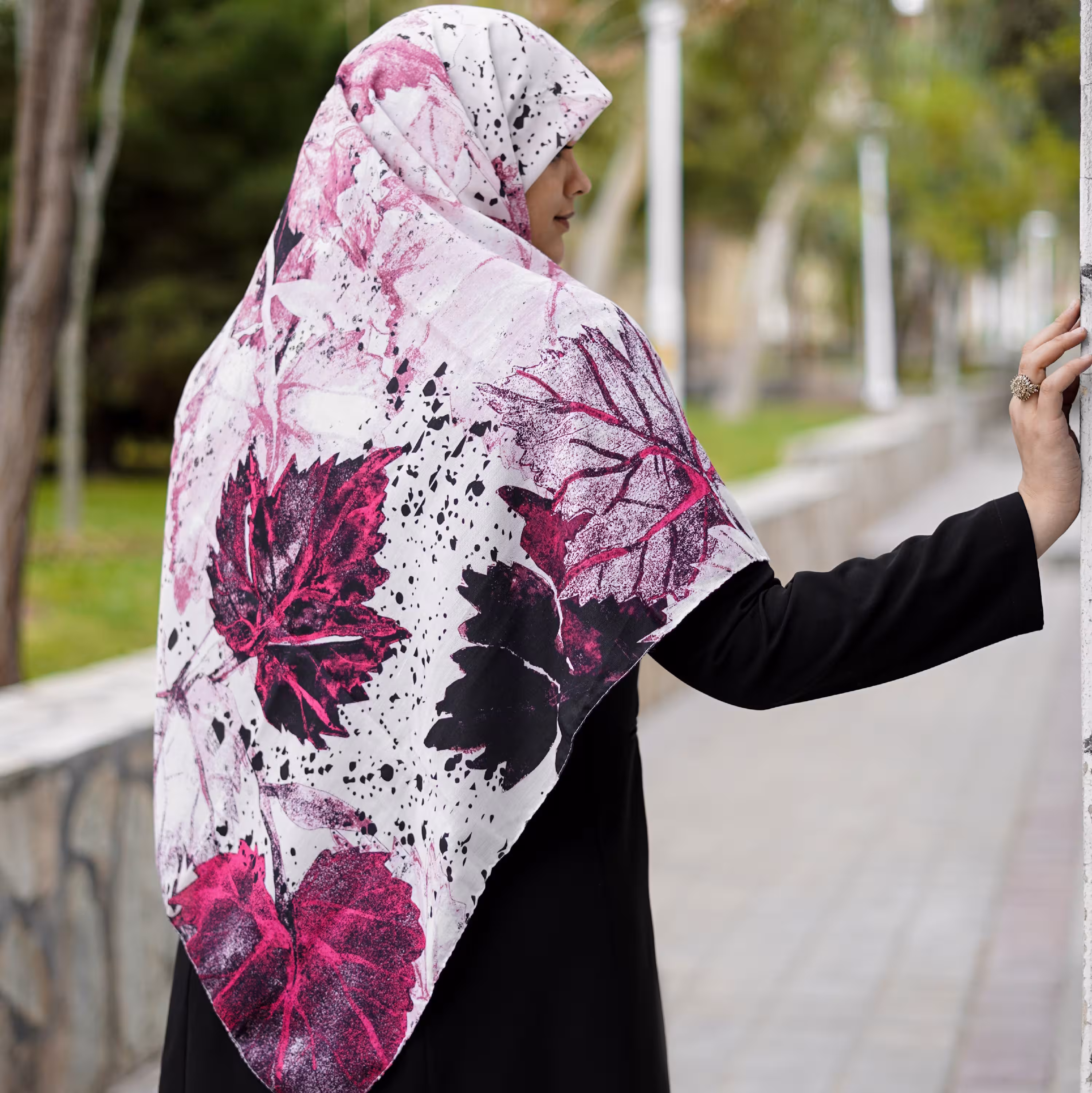 روسری نخی قواره متوسط طرح برگ انجیر چهارفصل مناسب برای مادران وخانم های زیبا
