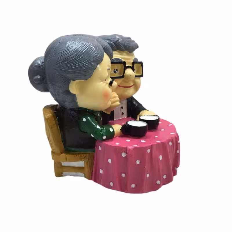 مجسمه مدل پیرمرد و پیرزن دور میز