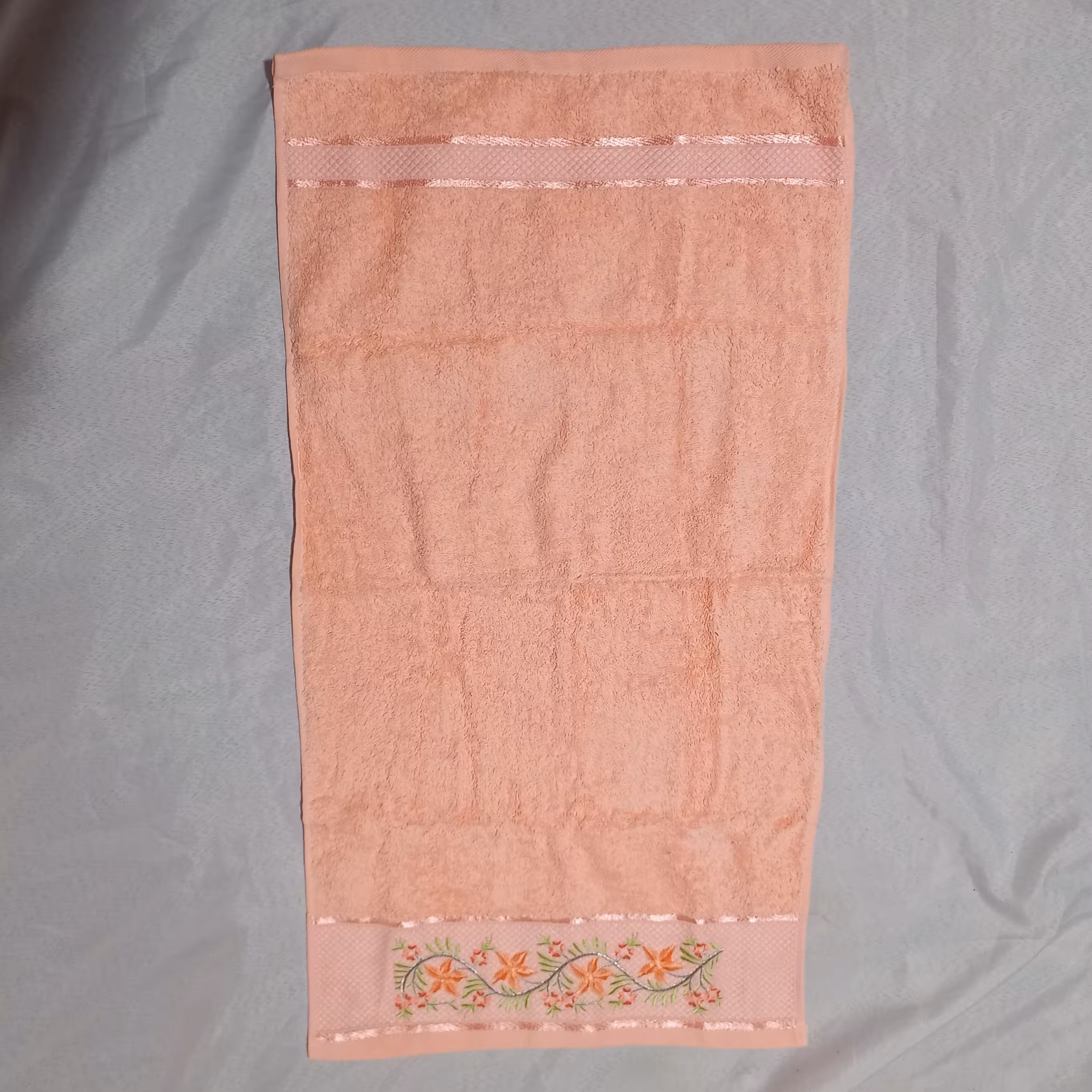 حوله دست و صورت گلدوزی شده بهبافت.در رنگهای زیبا و دلنشین