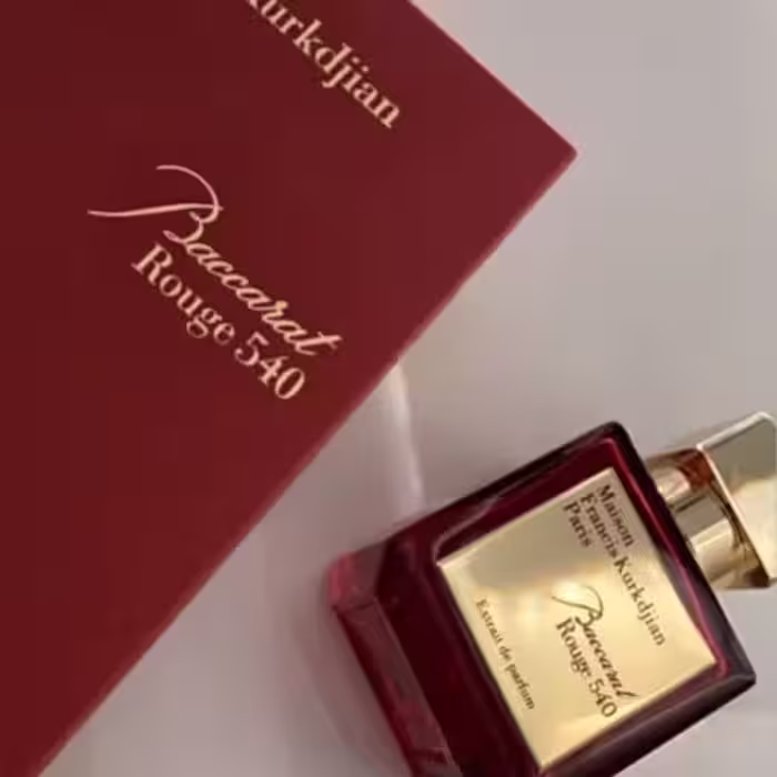 ادکلن  قرمز 70میل  باکارات رژ 540  ( اماراتی هارد باکس ) د پارفیوم  ‏ ‏Baccarat Rouge 540