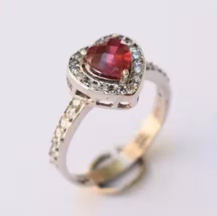 انگشتر نقره زنانه یاقوت صورتی سنتتیک طرح قلب با نگین‌های جانبی آقابزرگ کد 695