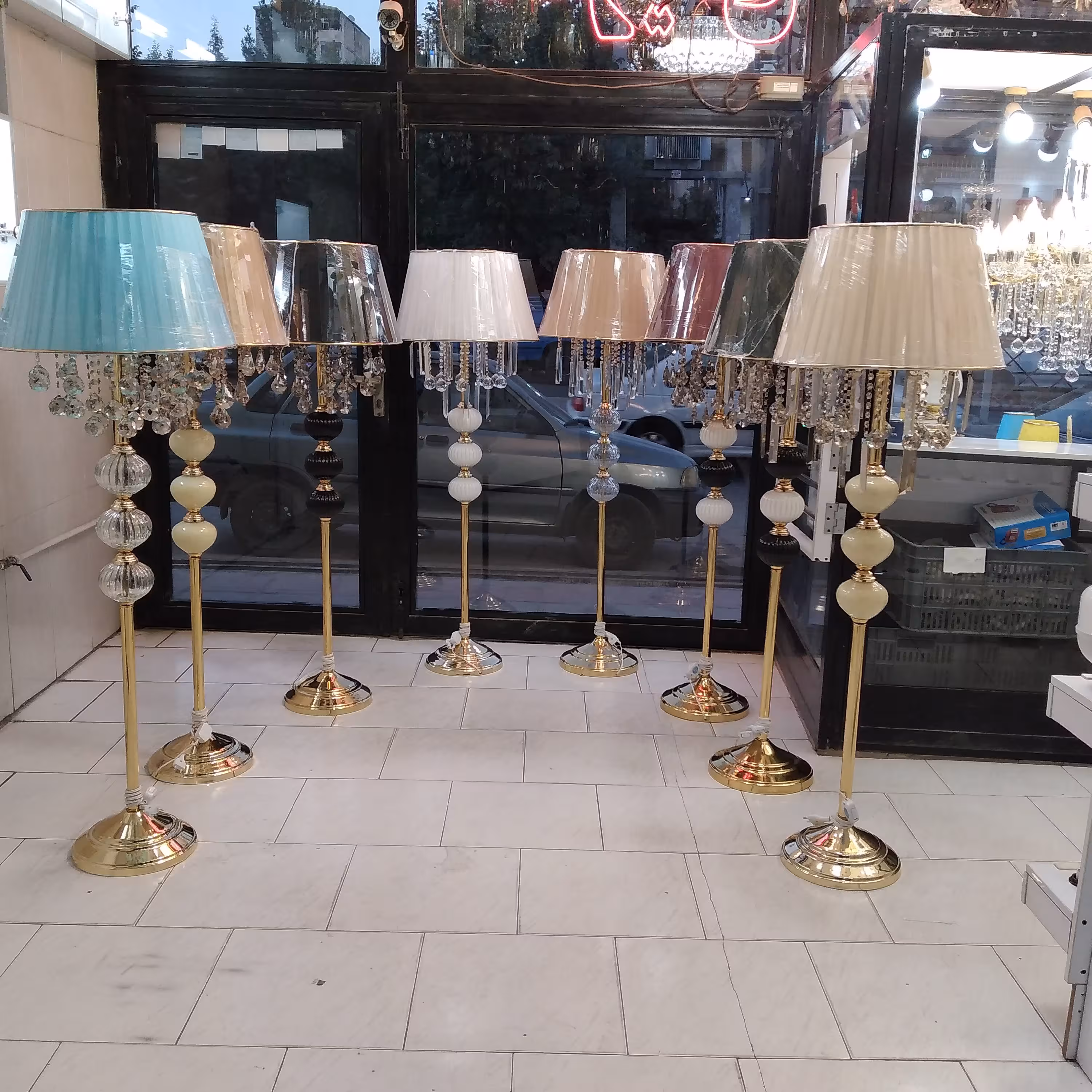 اباژور ایستاده اباژور کنار سالنی .. ابکاری فورتیک .. رنگ ثابت  (پسکرایه)