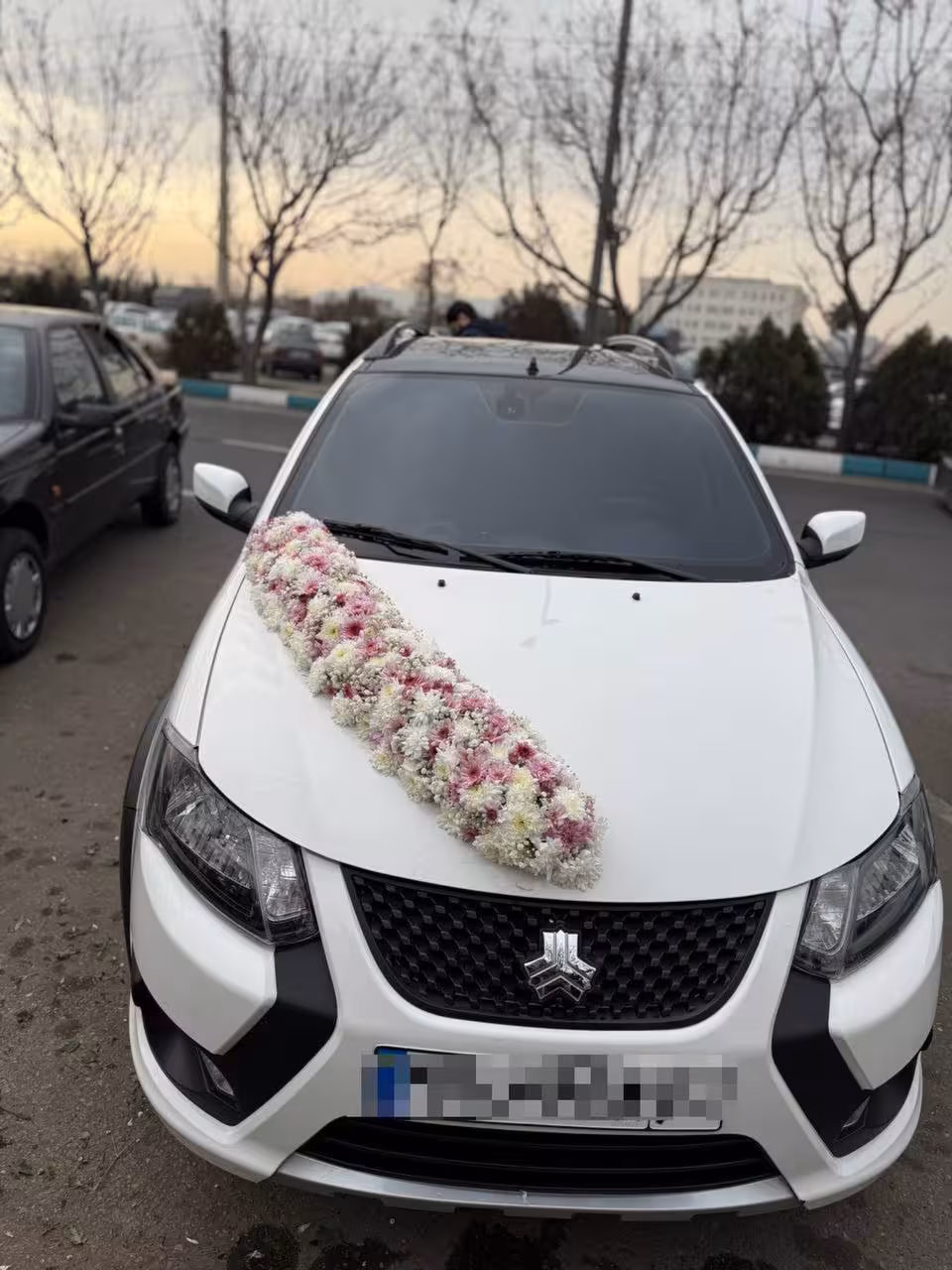 ماشین عروس با گل داوودی جلو و عقب