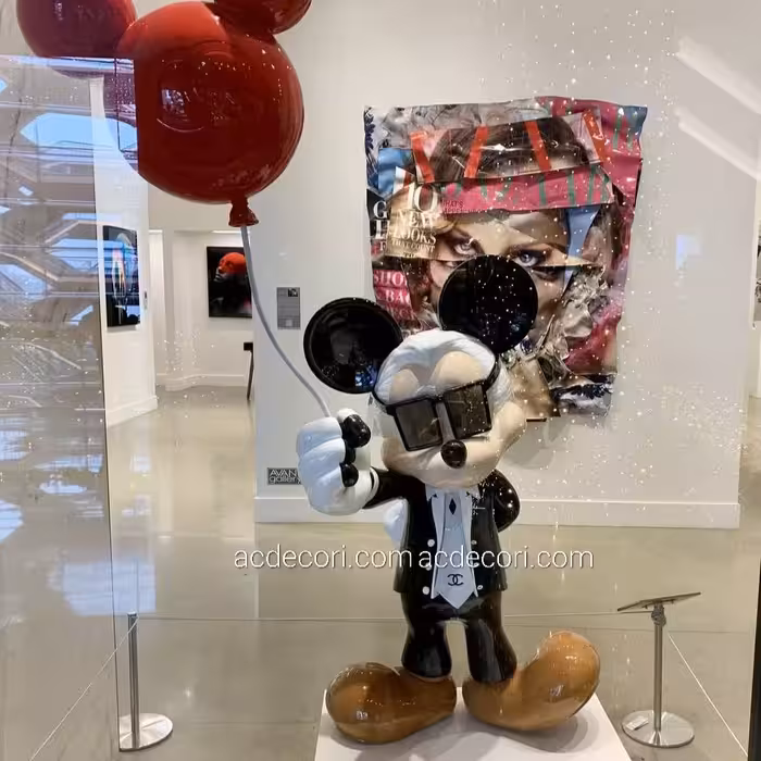 مجسمه میکی موس بادکنکی