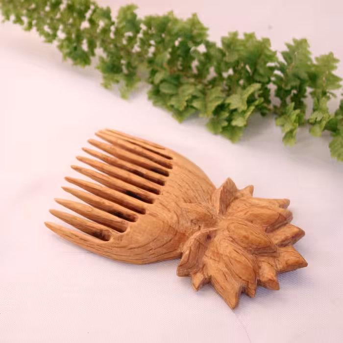 شانه دستساز چوبی طرح نیلوفر آبی کد 102512