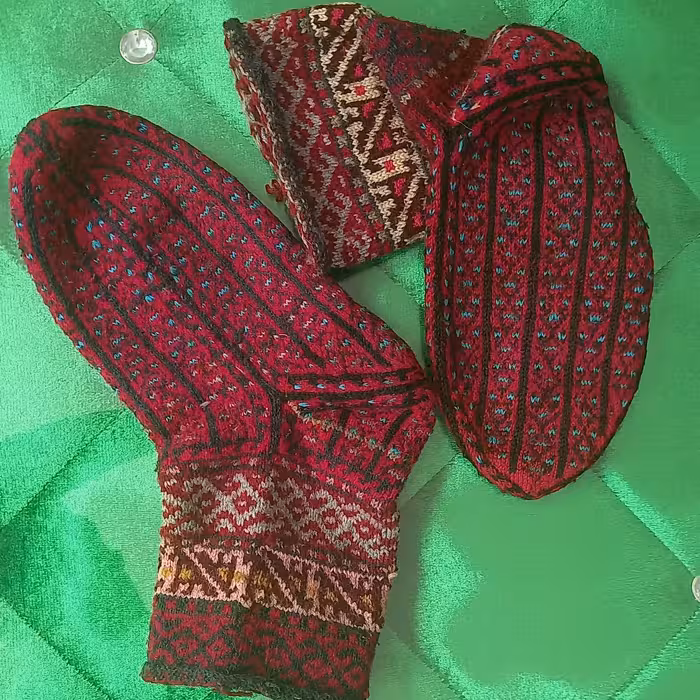 پاپوش و جوراب پشمی دست باف در طرح های  متفاوت و رنگ های گوناگون 