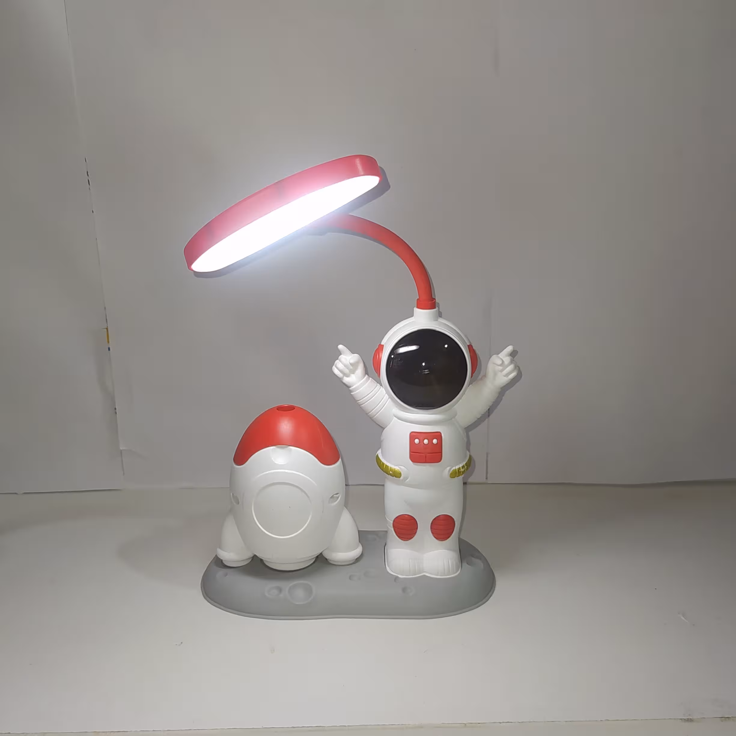 چراغ مطالعه فانتزی شارژی مدل فضانورد وشاتل تراش دار