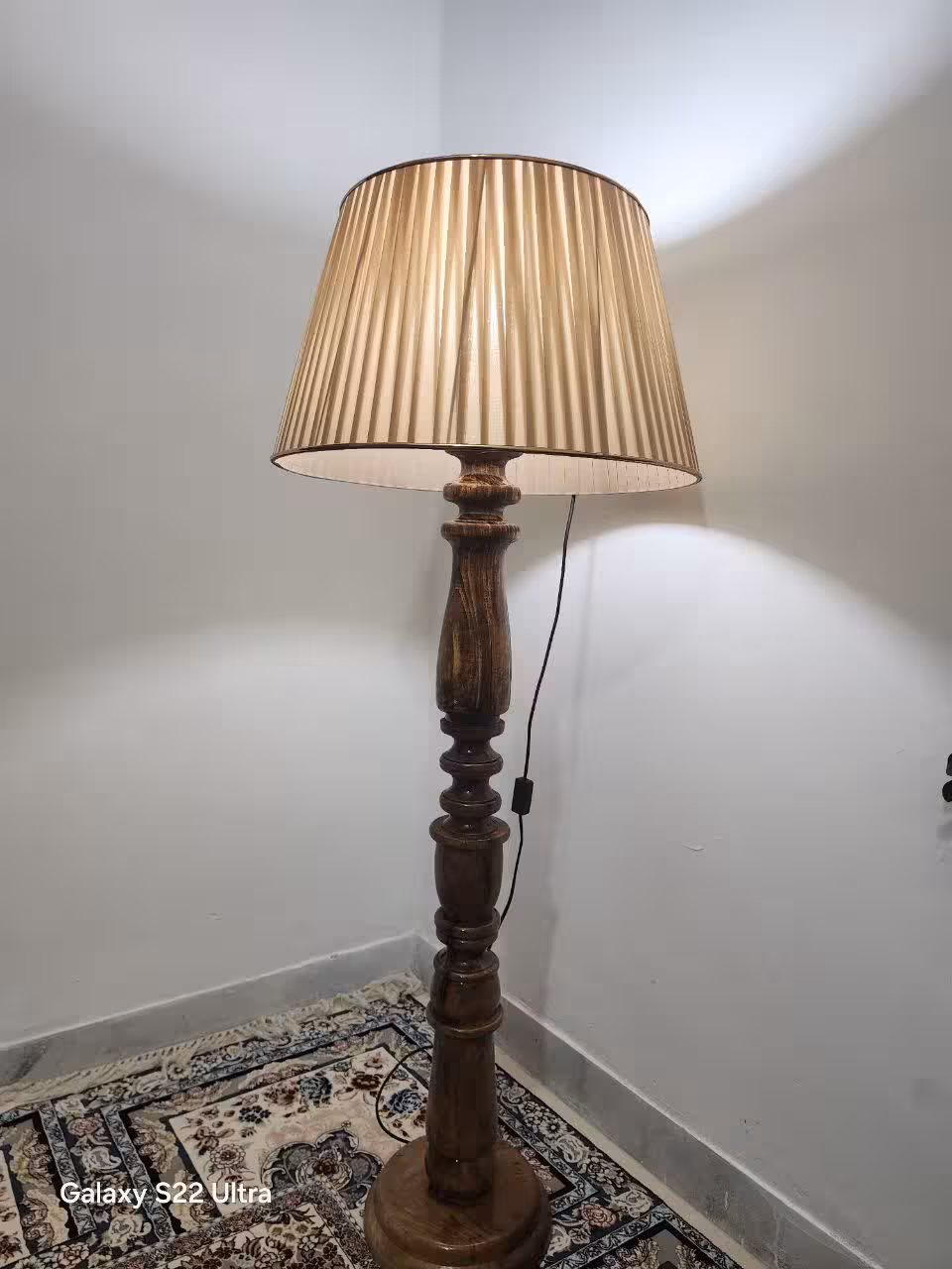 آباژور ایستاده