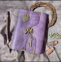 کلاسور چرمی قفلدار، چرم گاوی افکتی کریزی بنفش، 21 در 16, به همراه صد برگ کاغذ خط دار ، دو ورقه چرمی برای زیر و روی کاغذها