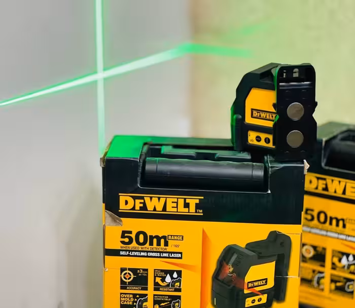 تراز 50 متری نور سبز طرح دیوالت مدل 50M