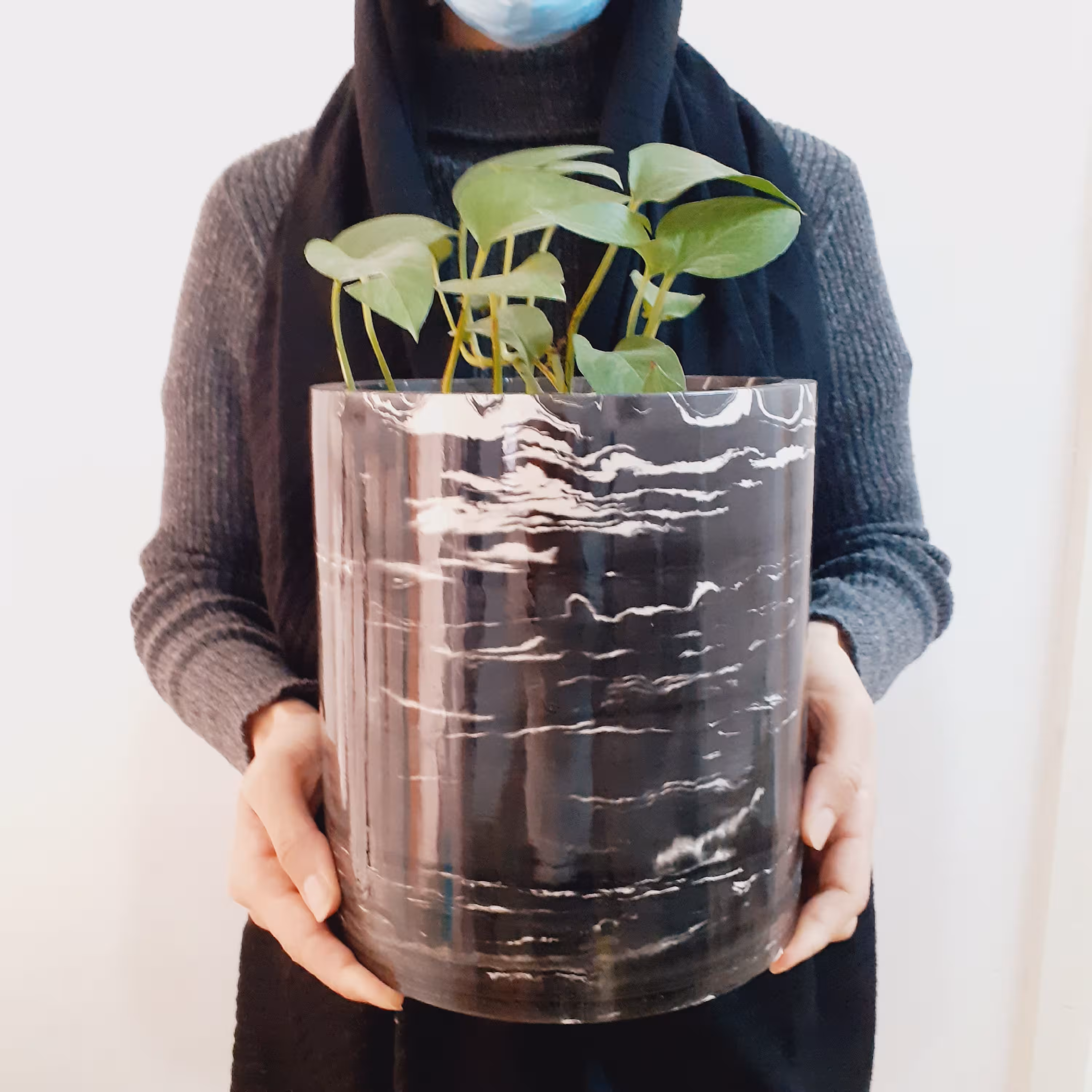 گلدان سنگی مدل استوانه بزرگ طرح مشکی با رگه سفید کد FP007