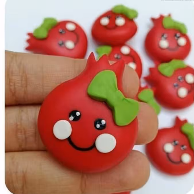 گیفت یلدا انار 2 گزینه ای بسیار مناسب و جالب برای کودکان