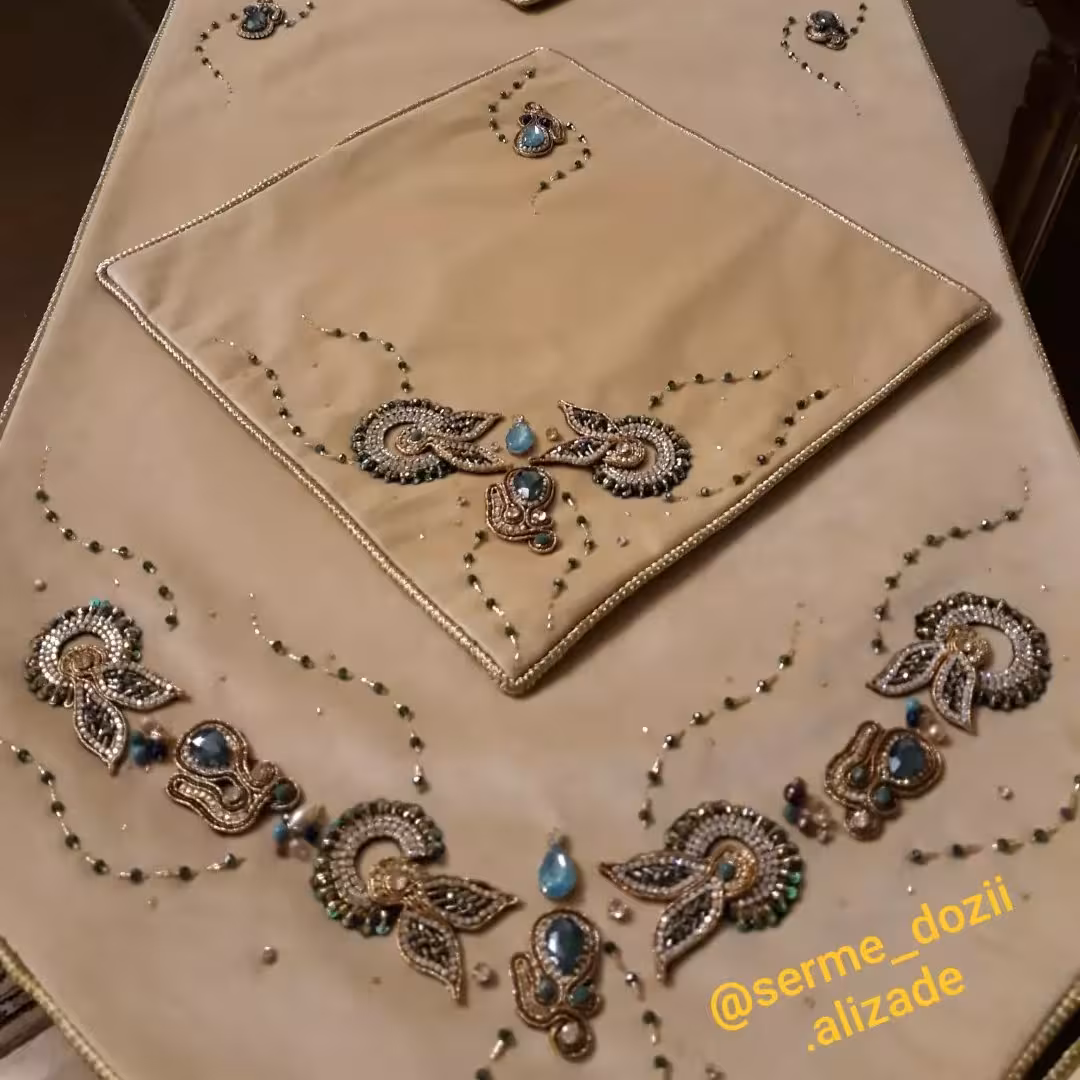 سرویس 4 تکه مخمل جواهر دوزی 1رومیزی مربع 80 در 80 ، یک رانر ناهار خوری 150 در 50، دوعسلی مربع 35در 35مخمل اعلا