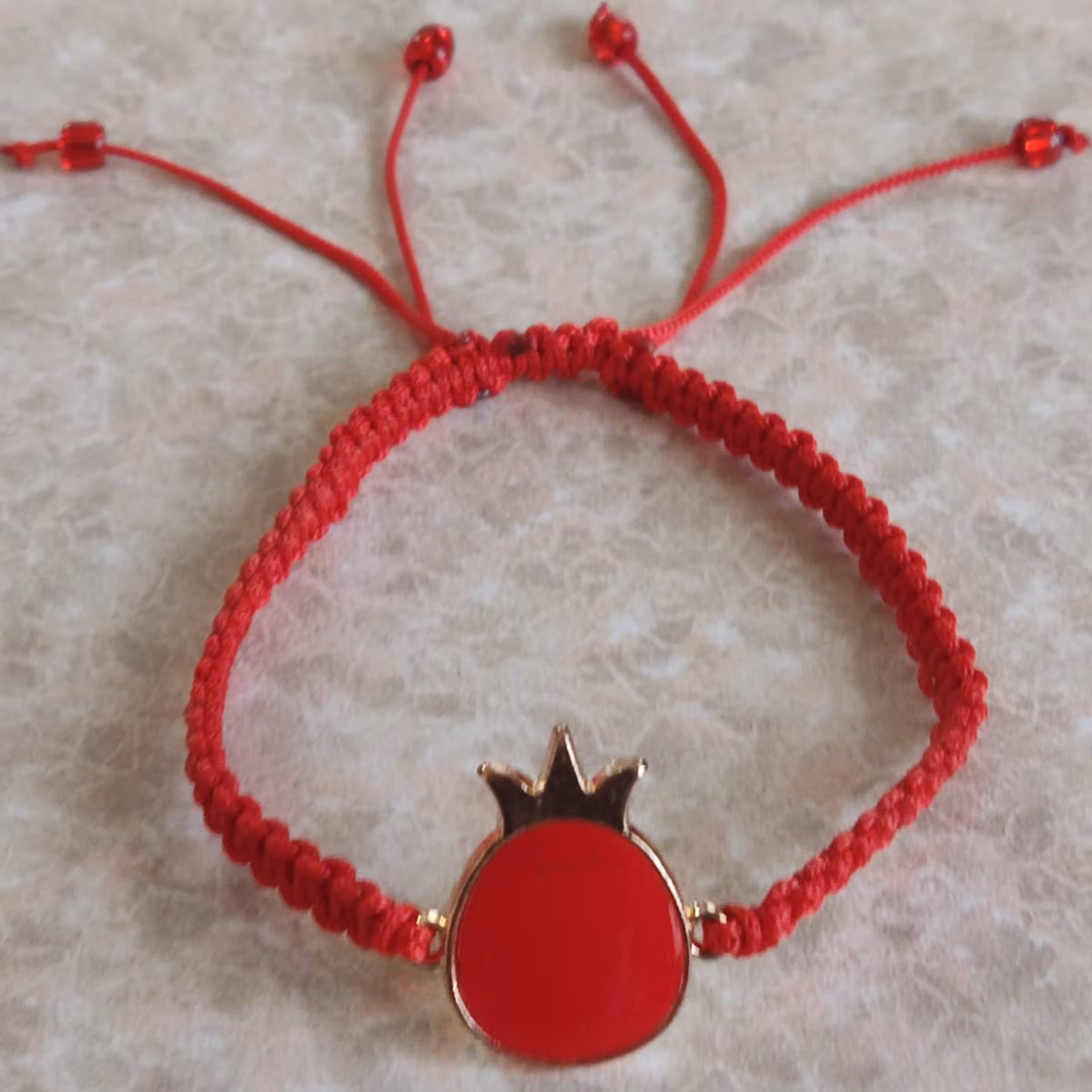 دستبند گره کشویی با پلاک انار .