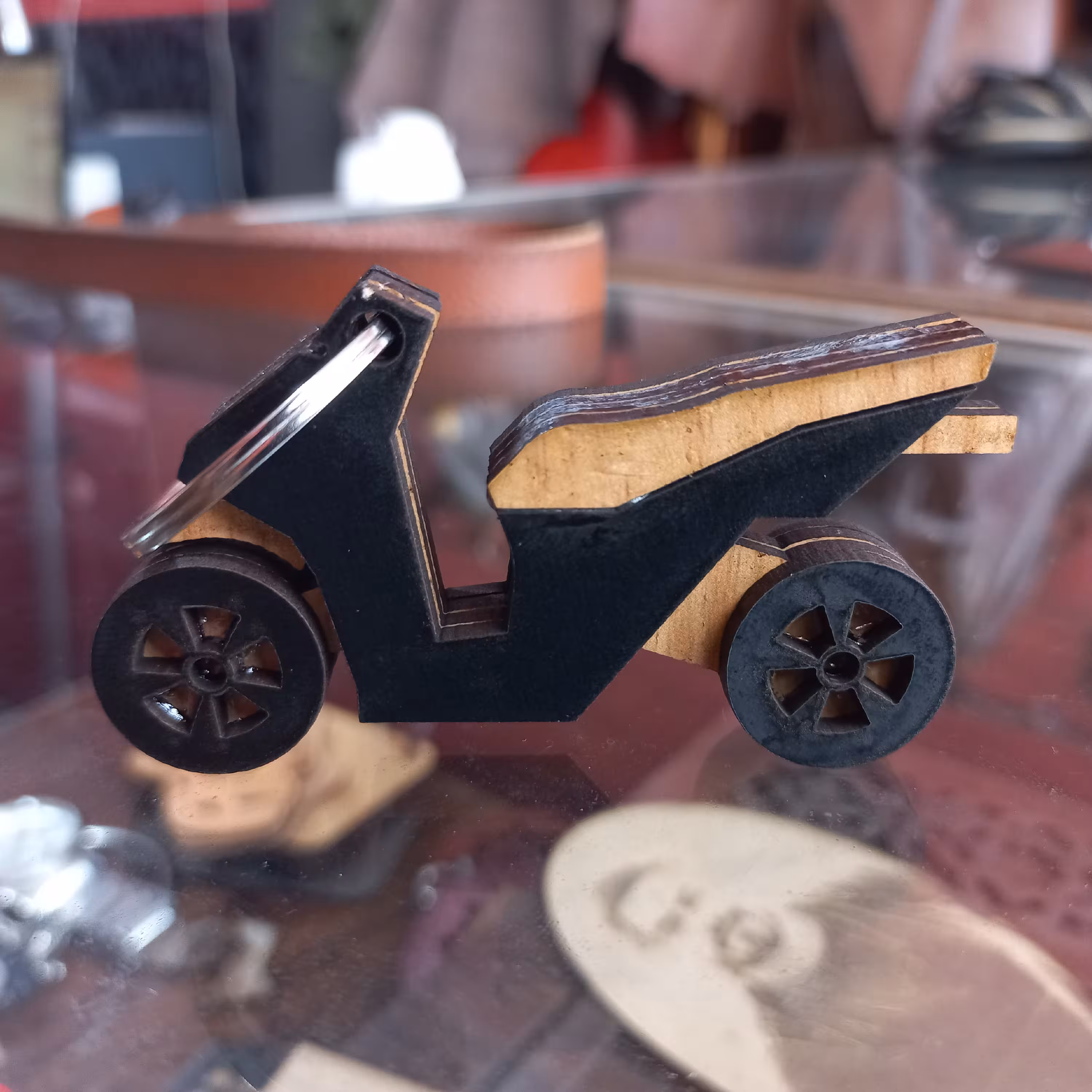 دسته کلید چوبی طرح موتور سیکلت