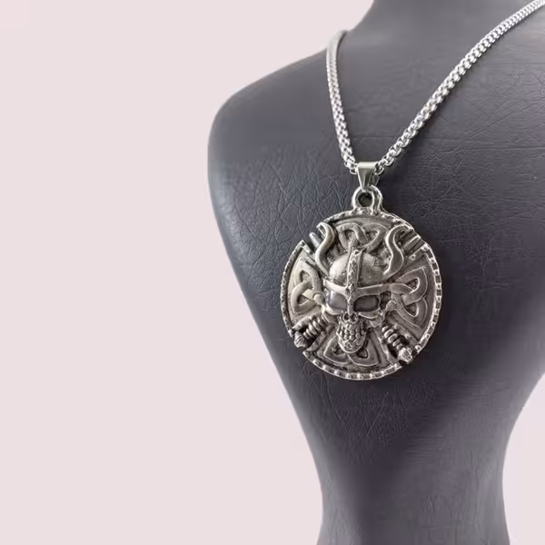 گردنبند گنگ اسکلت شاخ دار دزد دریایی شبرنگ!!