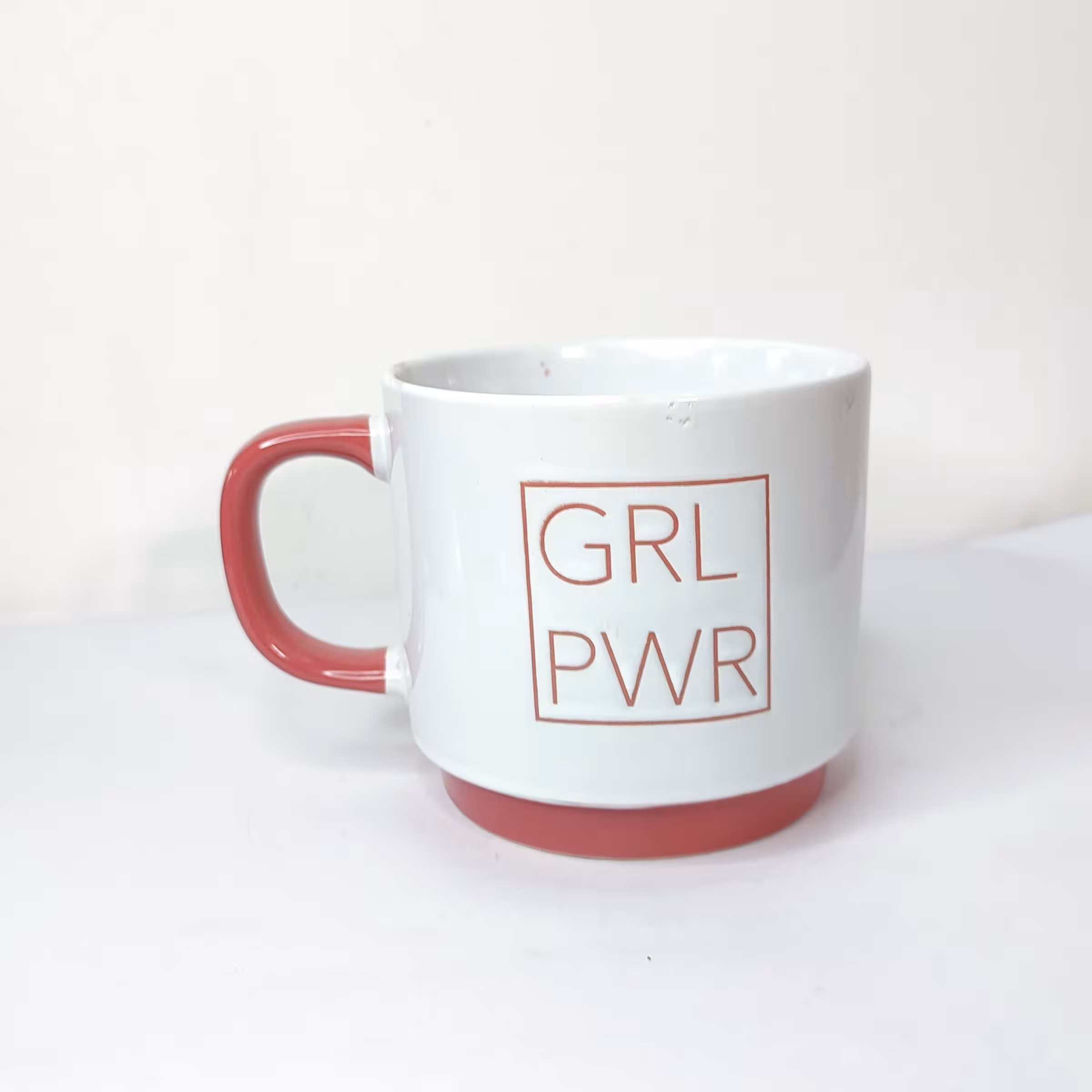 لیوان، ماگ سرامیکی خارجی بدون درب ، لعاب داخل و بیرون ماگ یکدست و بسیار با کیفیت،  طرح روی ماگ حکاکی شده 