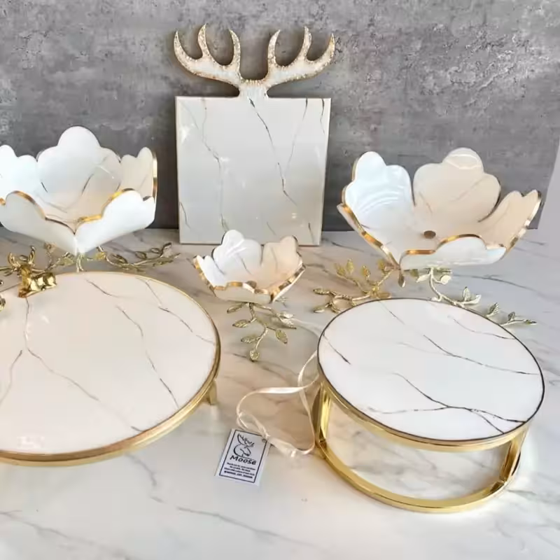 سرویس ظروف پذیرایی سفید طلایی رزینی 5تکه پایه برنجی