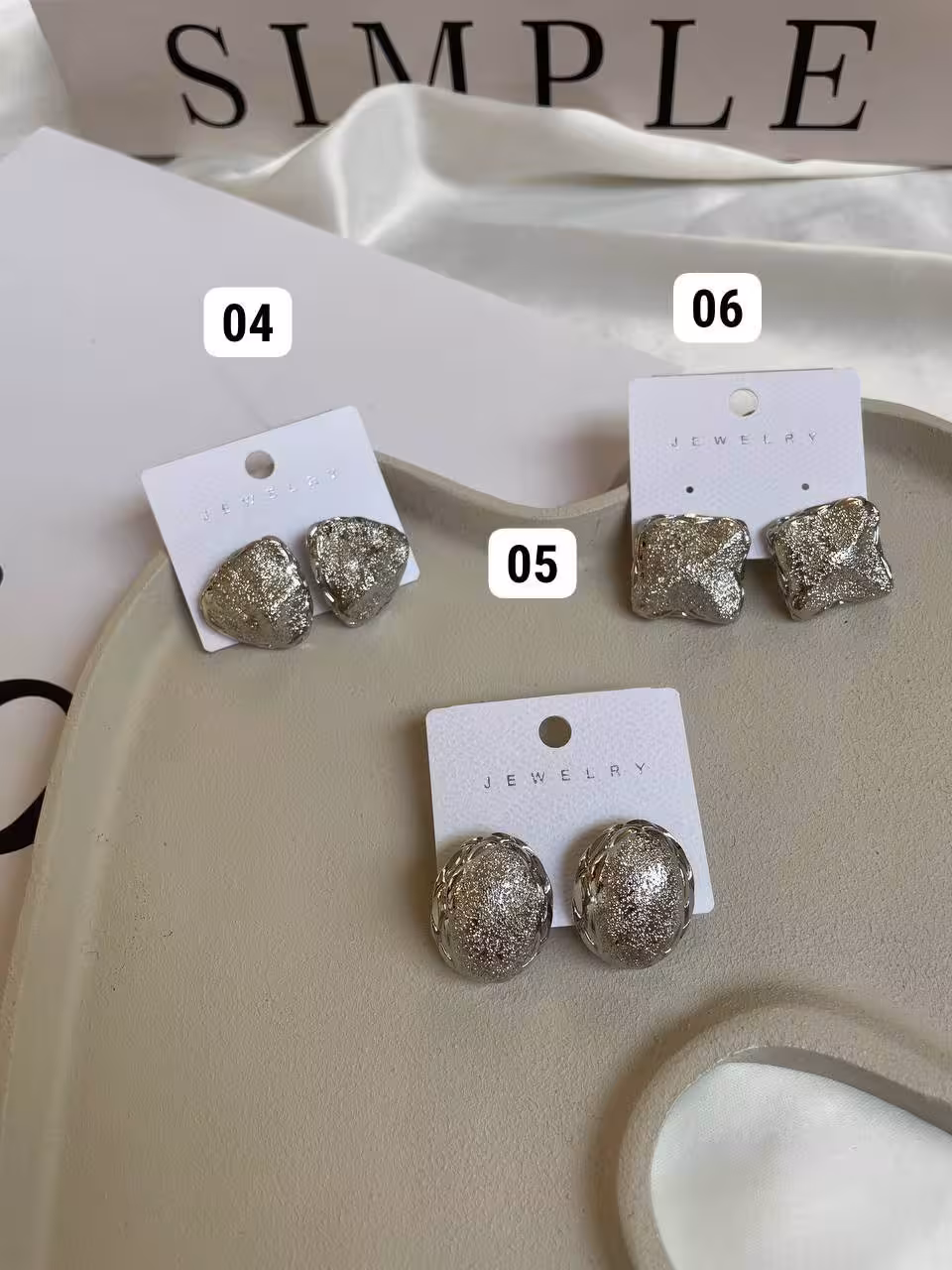 کالکشن گوشواره فشن وارداتی مینیمال1455کالکشن گوشواره فشن وارداتی مینیمال/جنس آبکاری رادیوم/ضد حساسیت/وارداتی/بسیار سبک در گوش/میخ استیل/هرگونه بدلیجات از مواد شوینده ،عطر ،ادکلن،استخر دور باشد