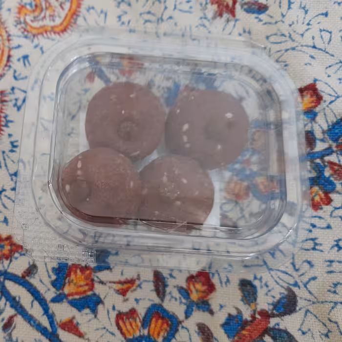 کوکی شکلاتی کنجدی ایتالیایی باتزئین ترافل شکلاتی به وزن خالص 40گرم تهیه توسط بنده صاحب غرفه خانه شیرینی 