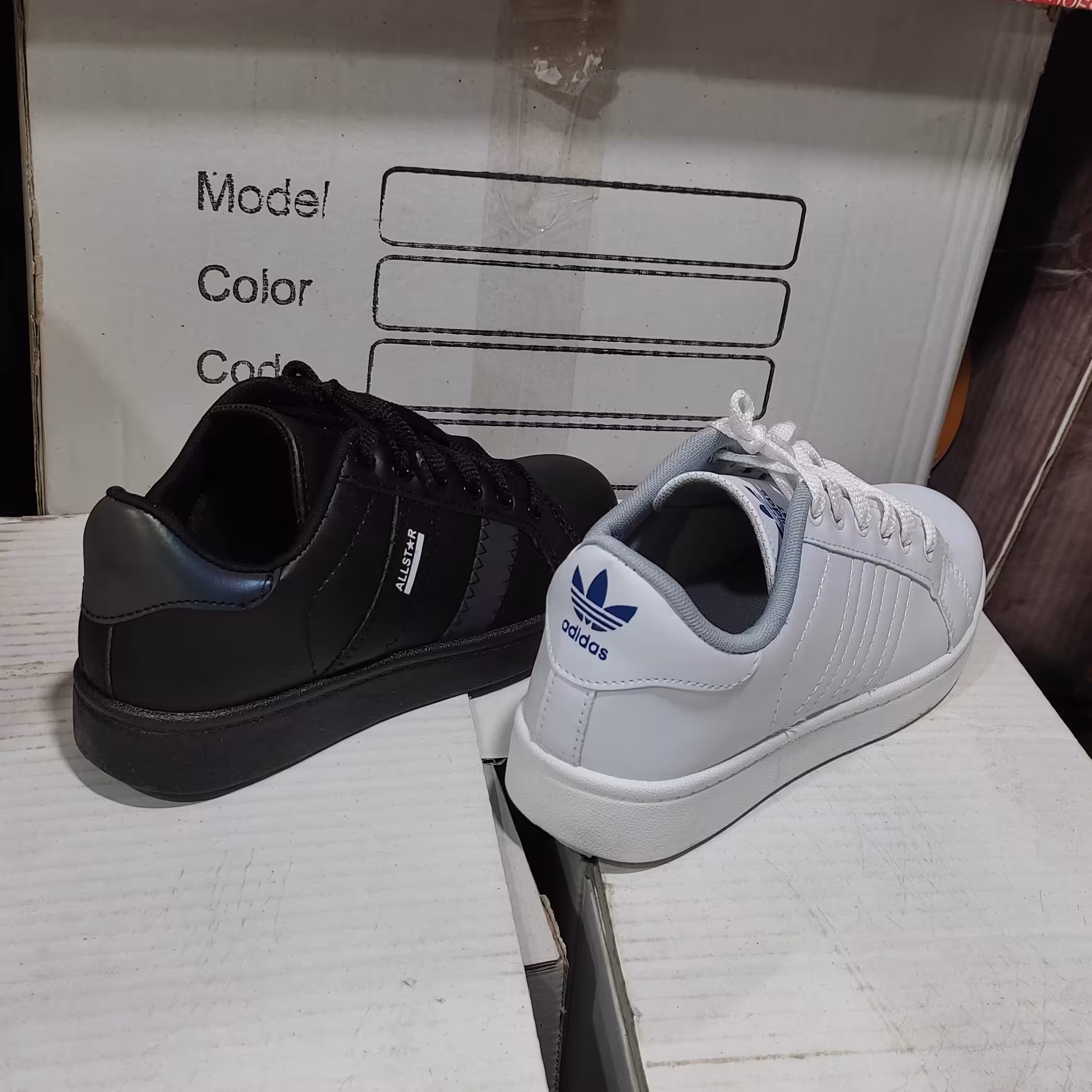 کتانی آدیداس رویه چرم در دو رنگ مشکی و سفید و سایزبندی 37-40