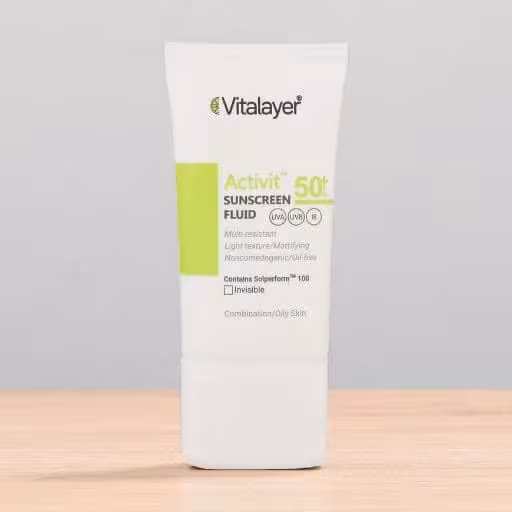 فلوئید ضدآفتاب بی‌رنگ ویتالیر SPF50 مدل Activit، مناسب پوست‌های مختلط و چرب