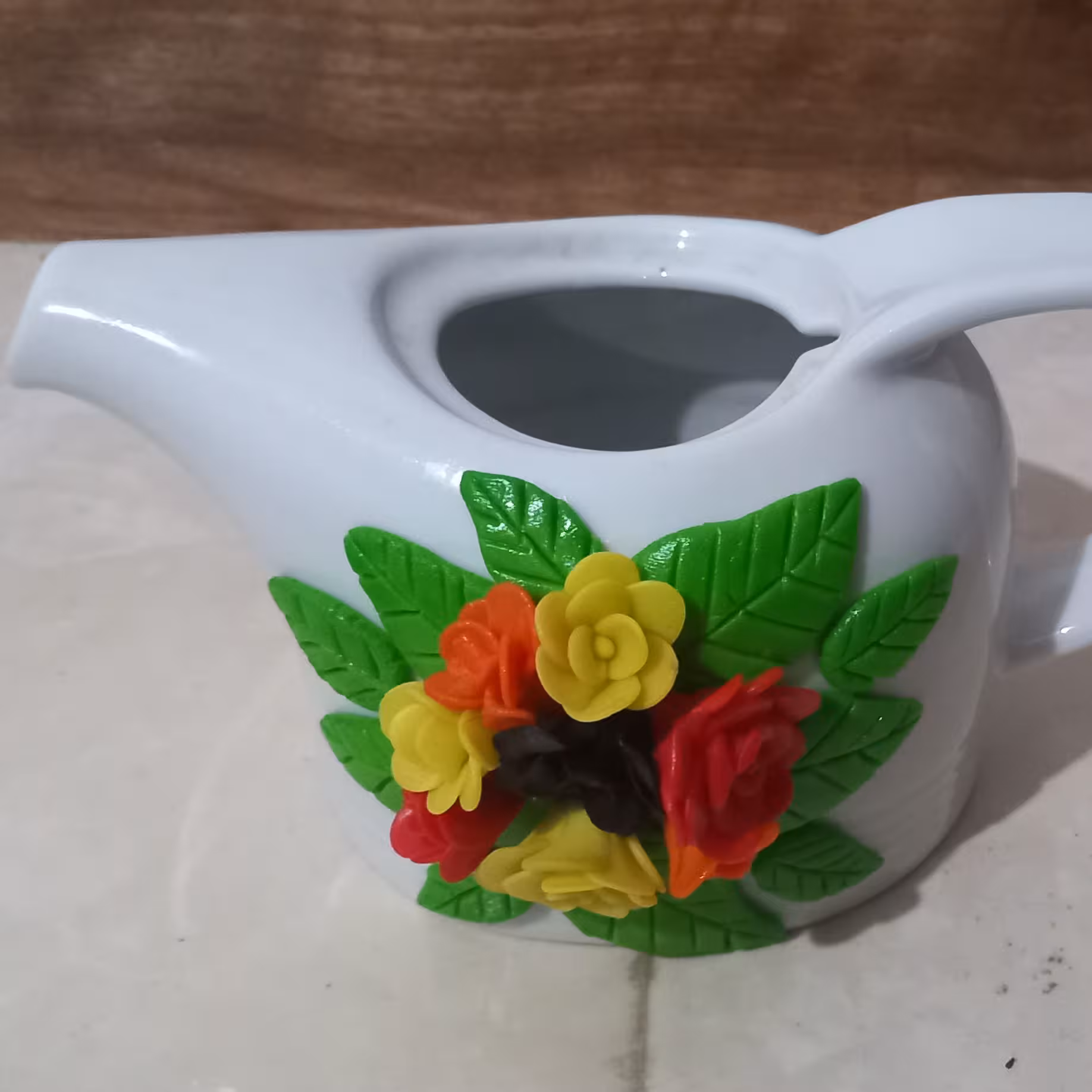 سرویس چای خوری (قوری،جاشکری و فنجان) چینی با طرح گل برجسته