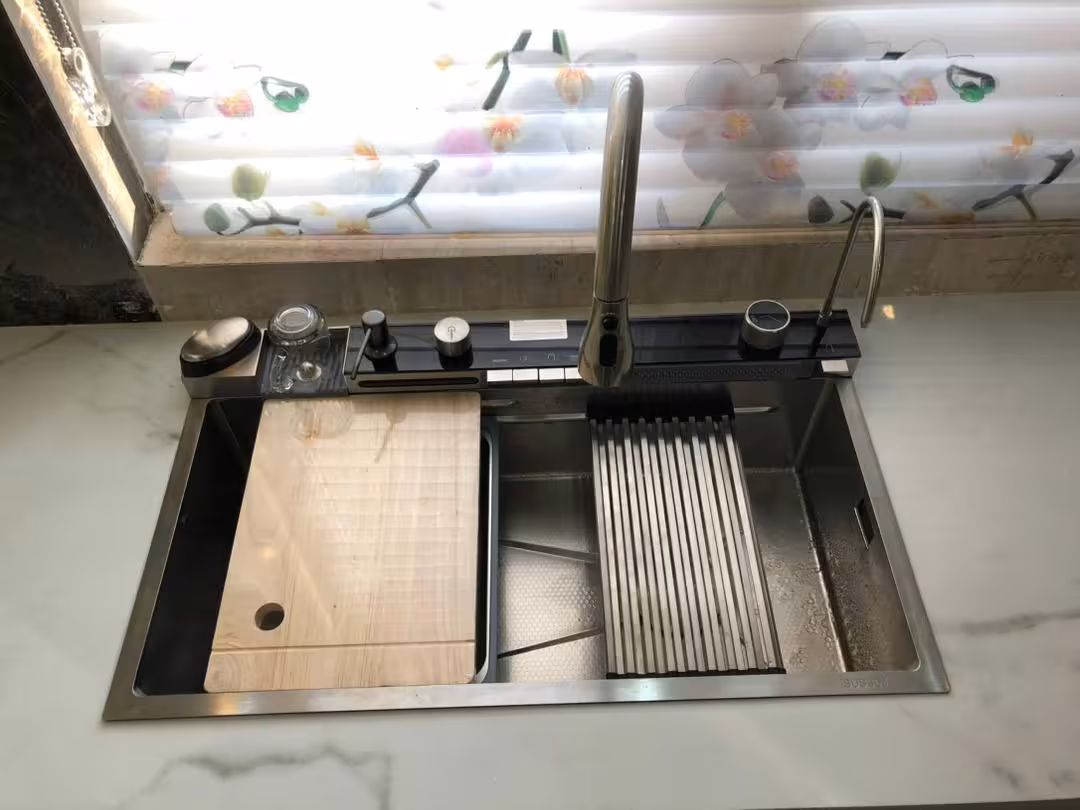 سینک آبشاری دیجیتال پیانویی مدل fibo طلایی مات