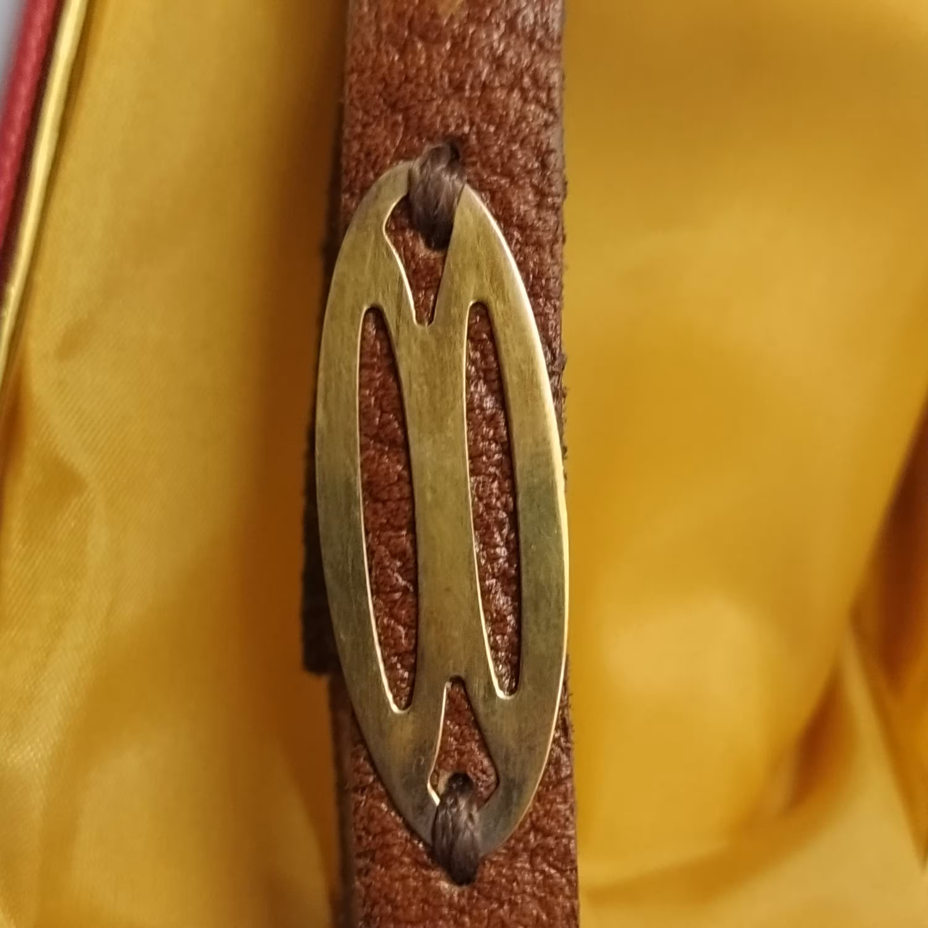 دستبند نقره و چرم طبیعی.