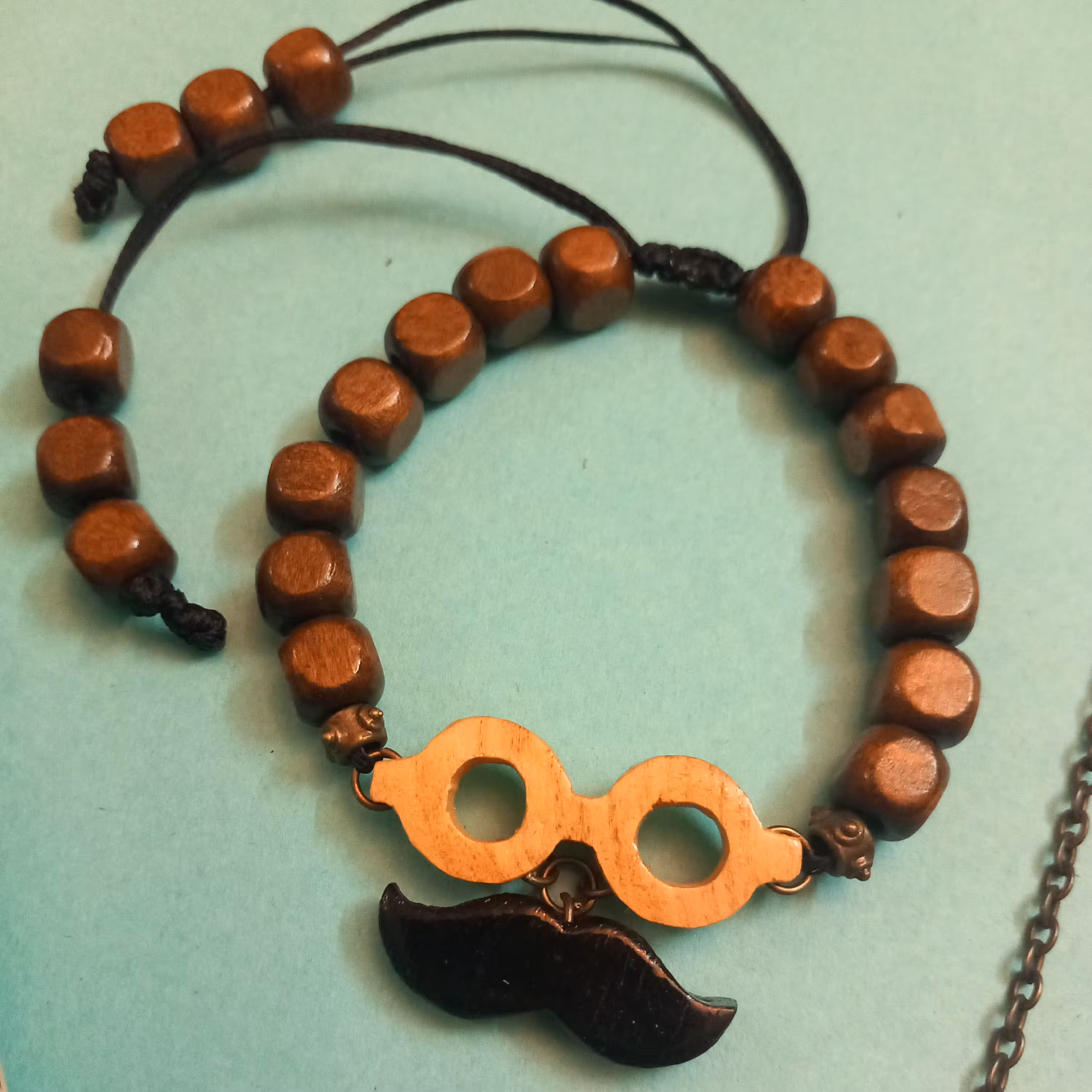 دستبند عینک و سبیل