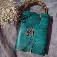 دفتر قفلدار چرمی ، چرم گاوی افکتی کریزی رنگ سبز، 20 در 15, صد برگ کاغذ نخودی رنگ خطدار، حکاکی شده و قفلدار