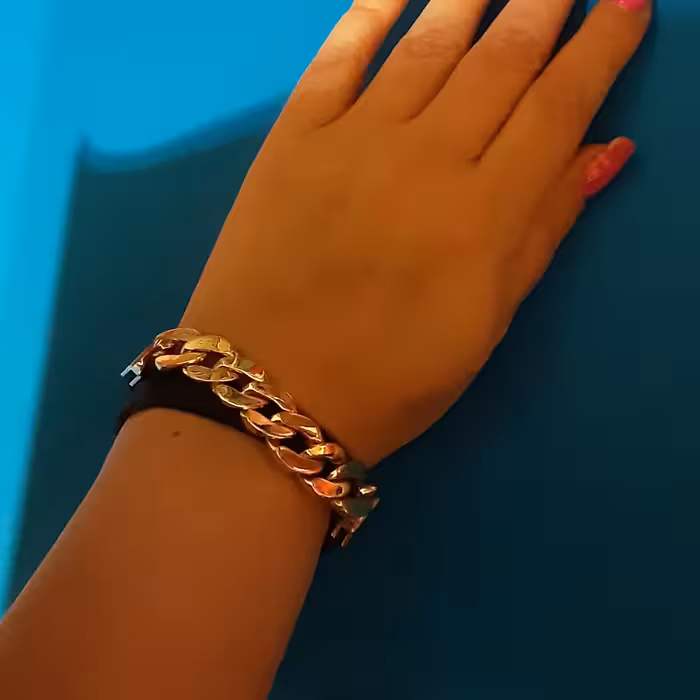 دستبند چرم.2 دور.طرح  برند کارتیر .پلاک استیل طلایی .رنگ بند سورمه ای تیره.وارداتی