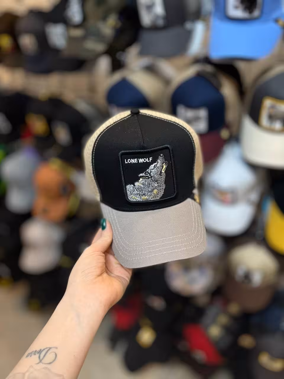 کلاه گورین lone wolf کرم مشکی