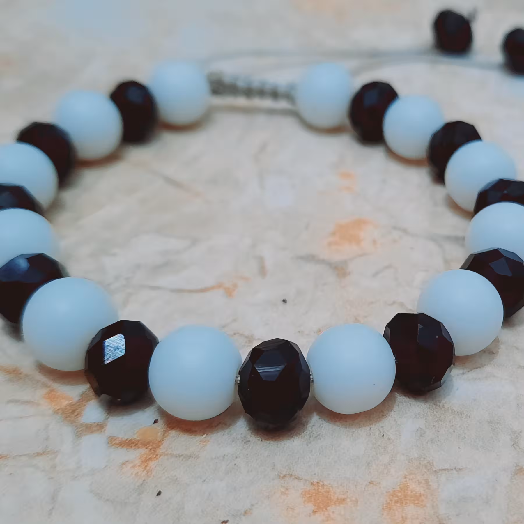 دست بند سیاه و سفید 