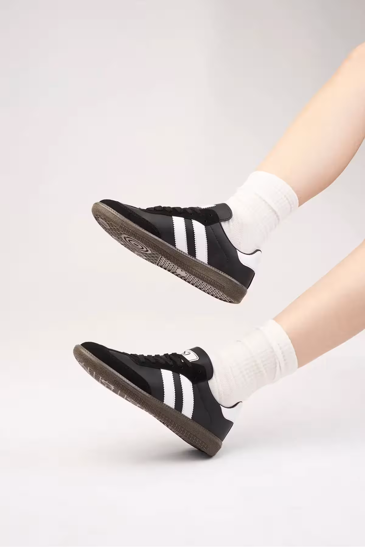 کفش ورزشی زنانه مشکی و سفید با کفی ارتوپدیک - 6915