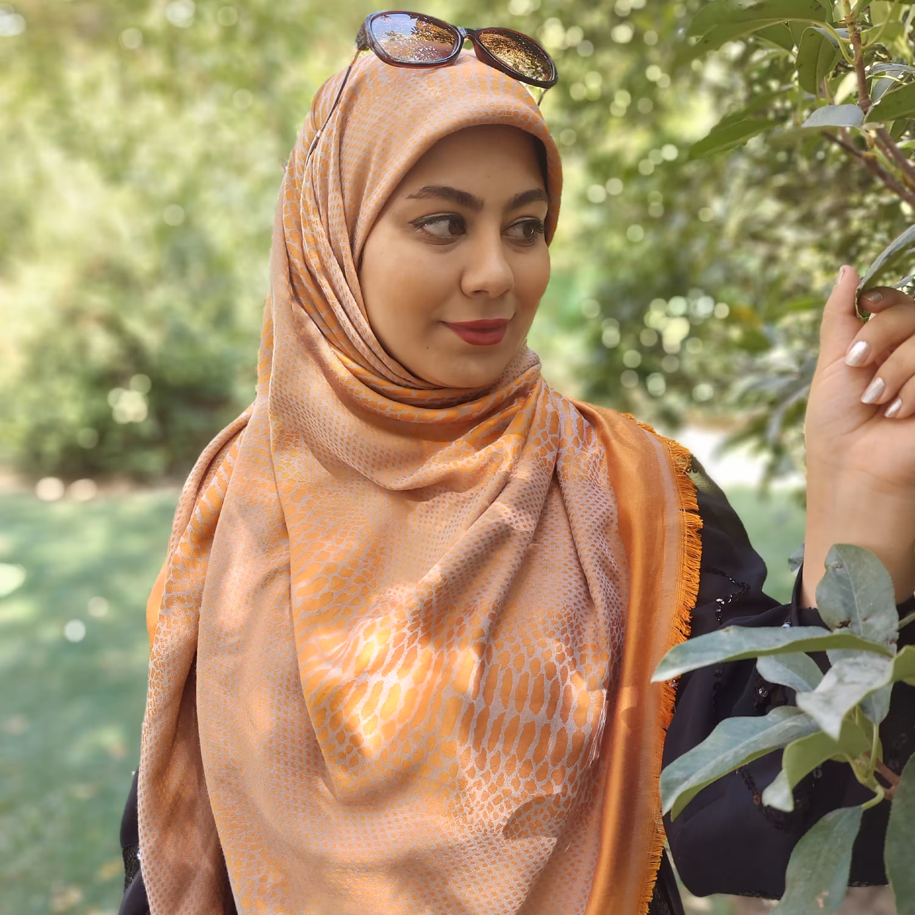 روسری ژاکارد نخ دو رو طرح پوست ماری رنگ نارنجی طوسی