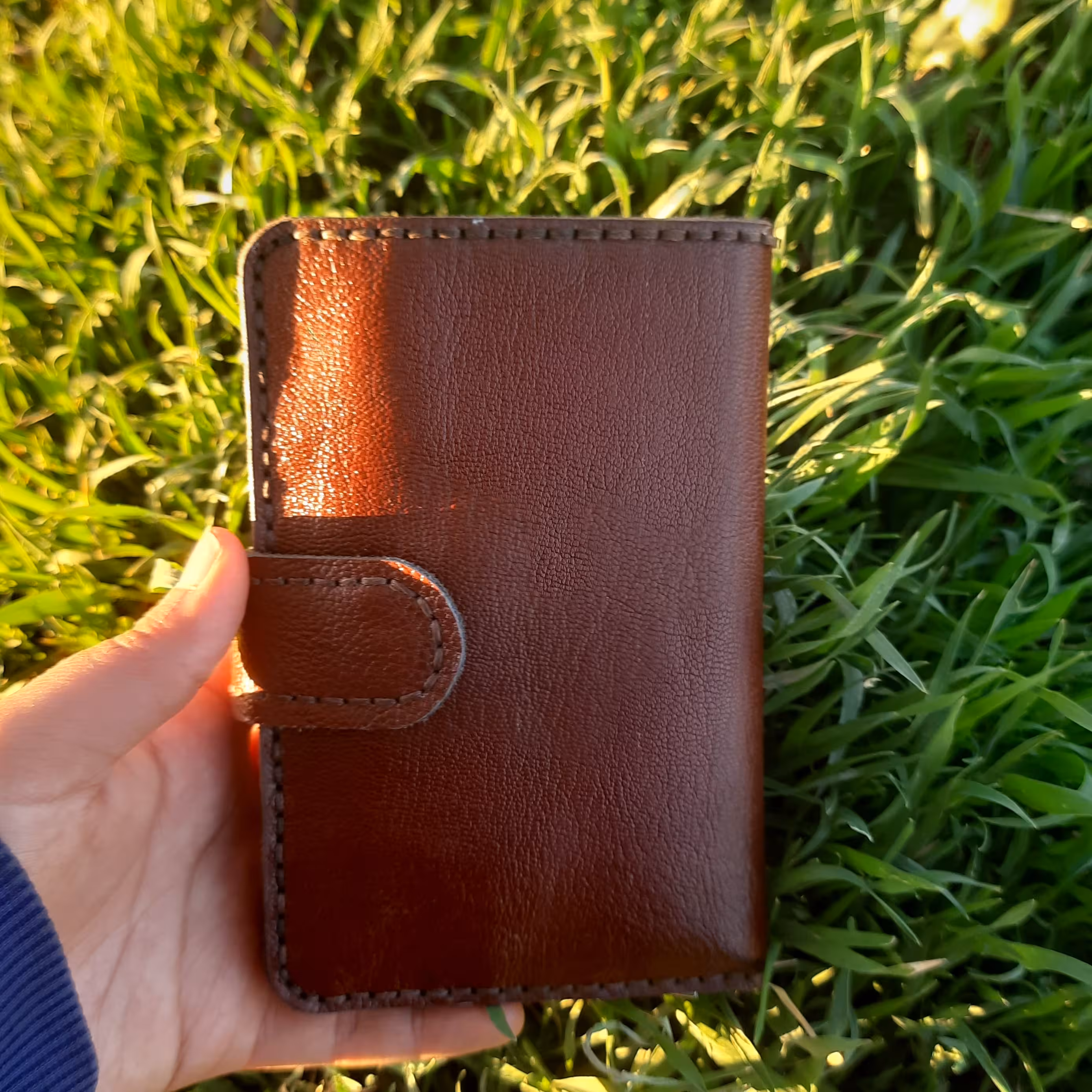 کیف پول ومدارک مردانه دوخته شده باچرم طبیعی همراه بابرش لیزر دررنگ عسلی وقهوه ایی