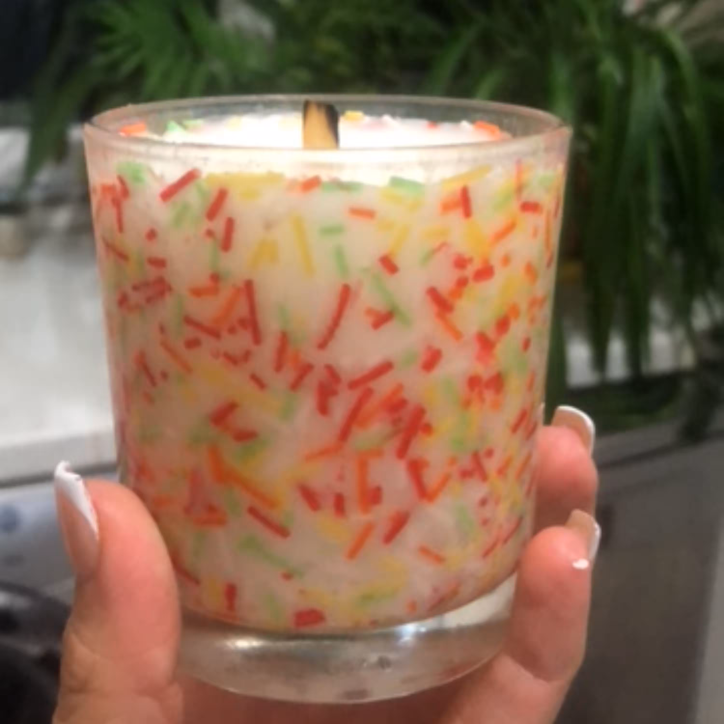 شمع تزئینی با عطر نارگیل و صدای سوختن چوب اندازه 7.5در8