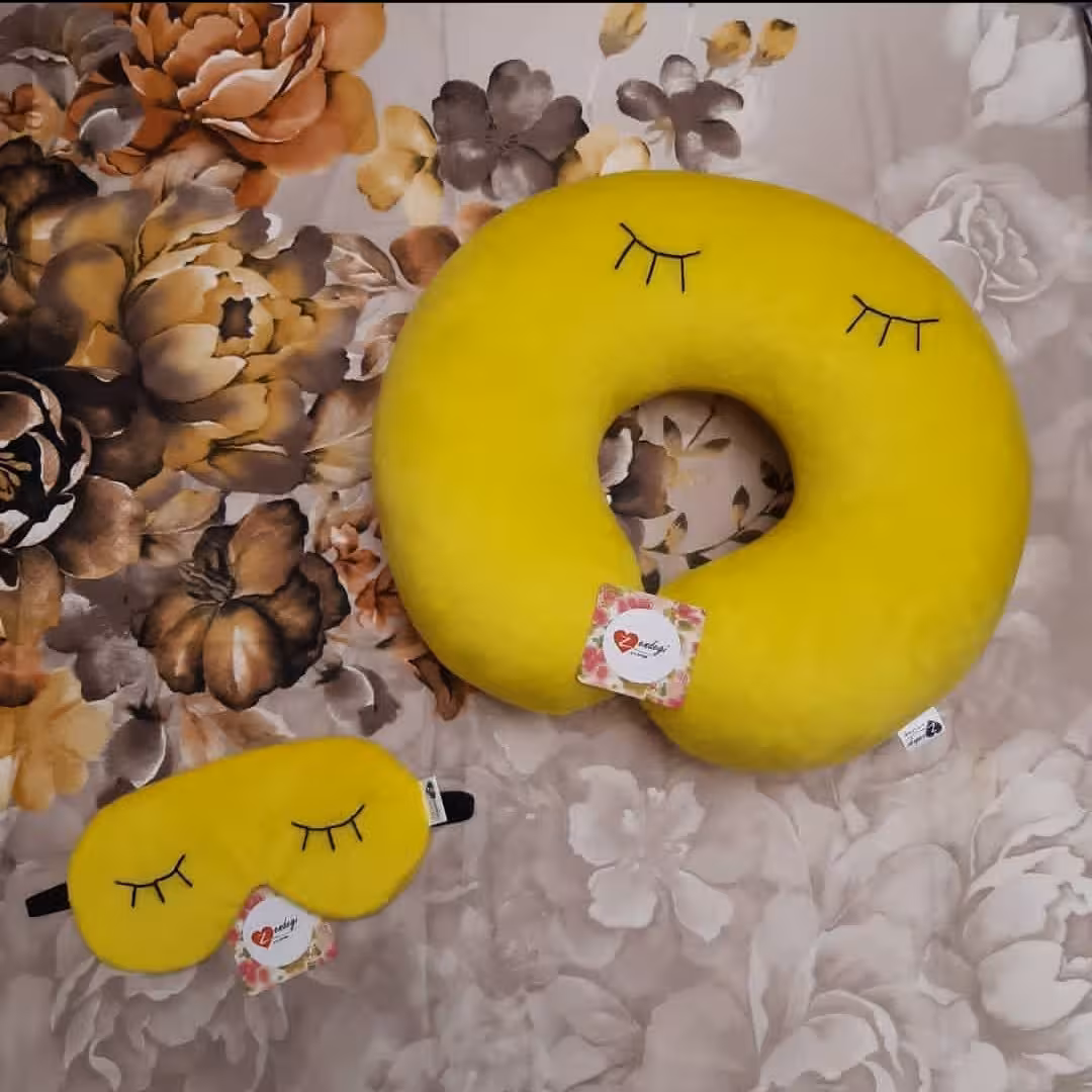 ست بالش دورگردنی و چشمبند زرد ، طرح  مژه