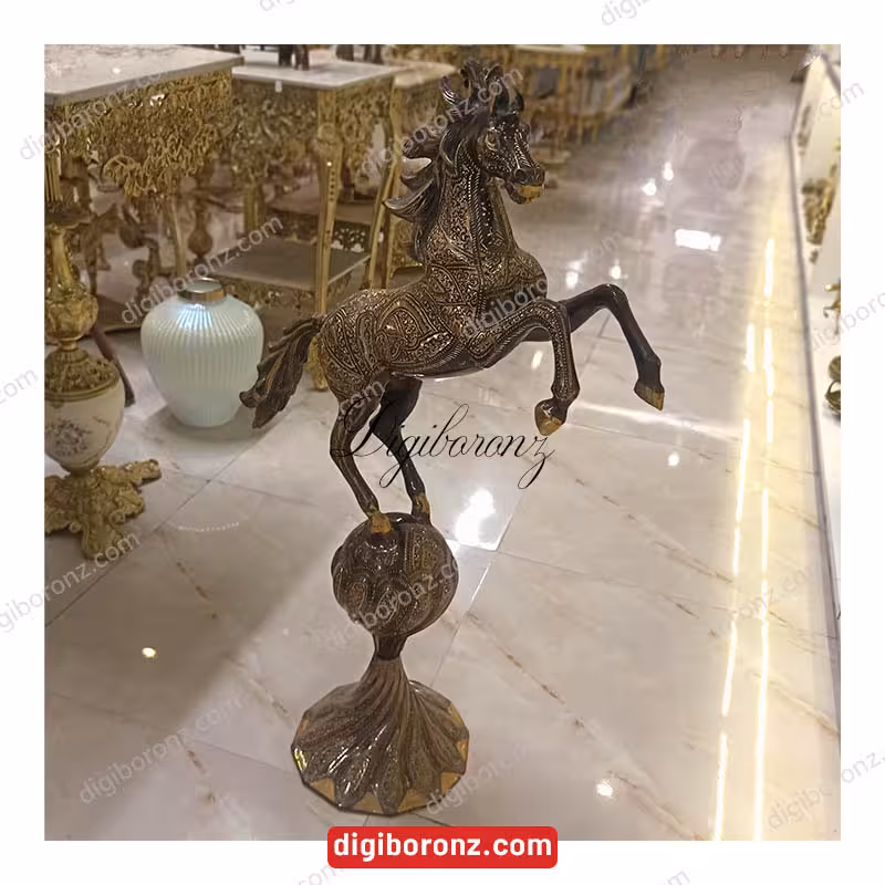 مجسمه برنجی برنزی اسب روی کره 40 اینچ فول طلائی مشکی پاکستانی