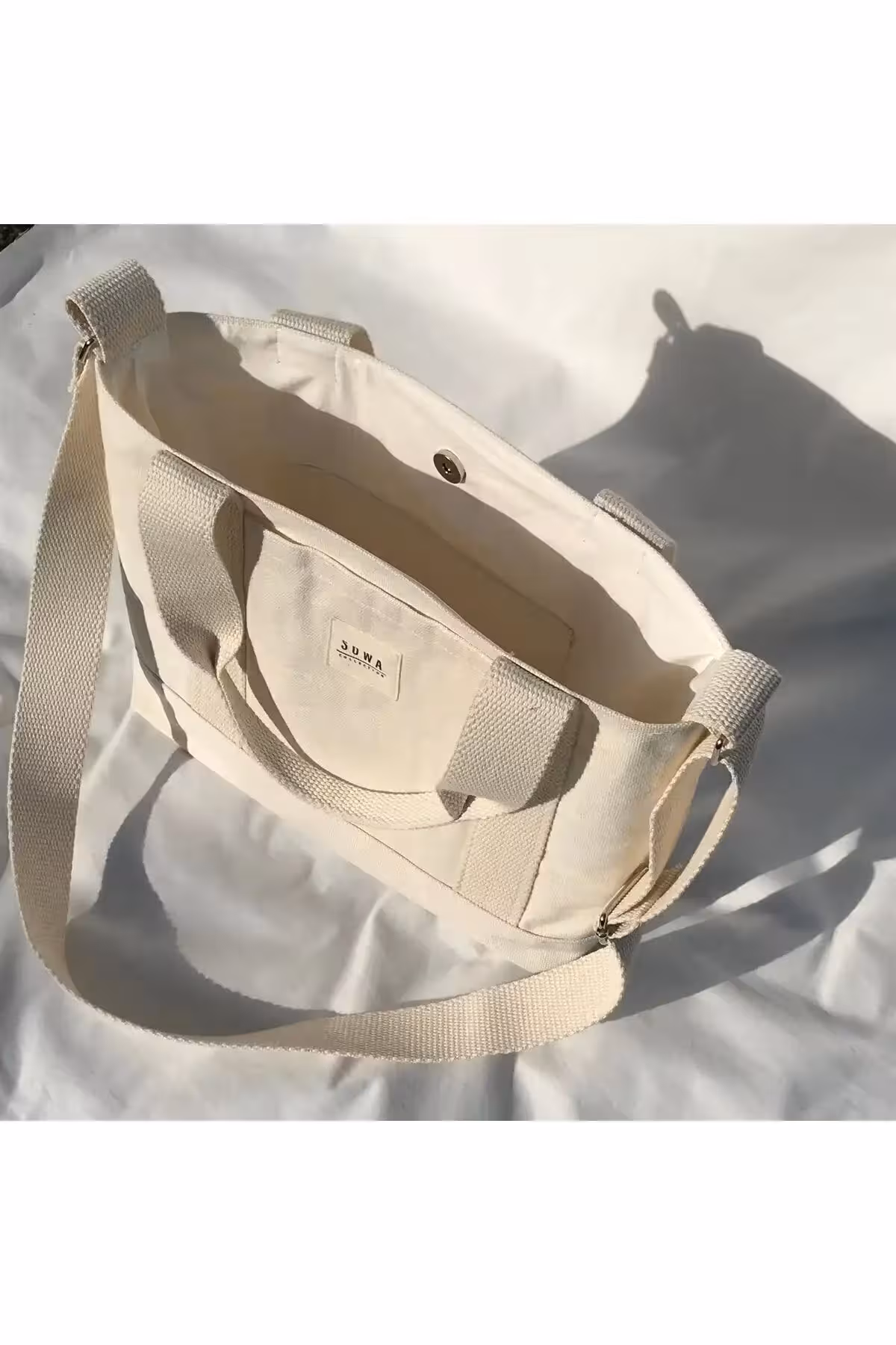 کیف کانواس با دکمه چفتدار، با بند قابل تنظیم و مناسب بهعنوان کیف دستی و دوشی زنانه به ابعاد 30 در 35 در 10 سانتیمتر. - 5044